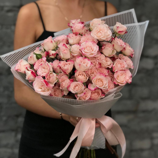 Кустовые розы в букете в Москве
