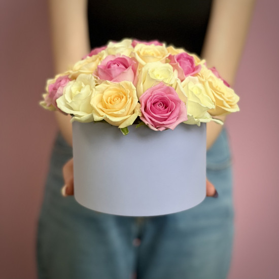 Цветы в коробке Нежный микс из роз в шляпной коробке S