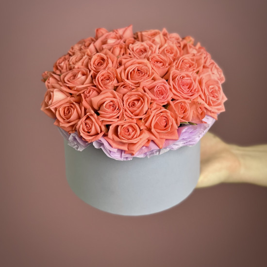 Цветы в коробке Коралловые кустовые розы в шляпной коробке S