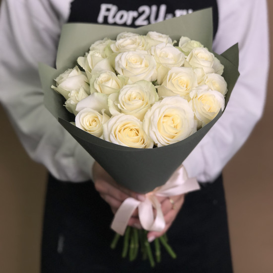 Розы Букет из 19 белых роз (40 см)
