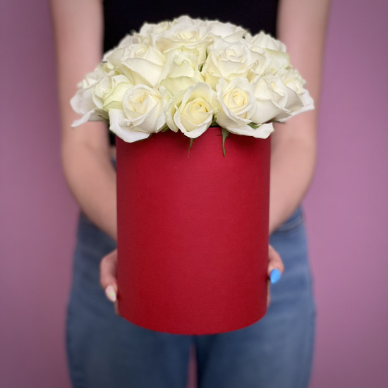 Цветы в коробке Белые розы в шляпной коробке M