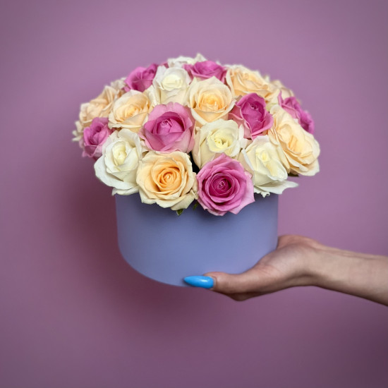 Цветы в коробке Нежный микс из роз в шляпной коробке S