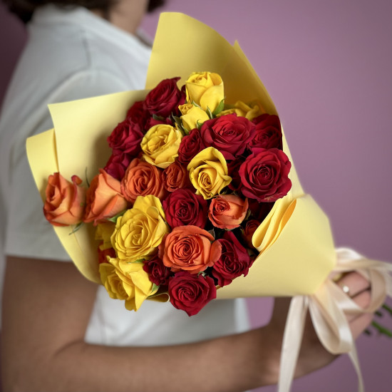 Кустовая роза Букет из 7 ярких кустовых роз