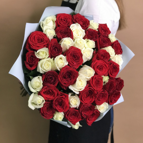Розы Букет из красных и белых роз 51 шт. (50 см)