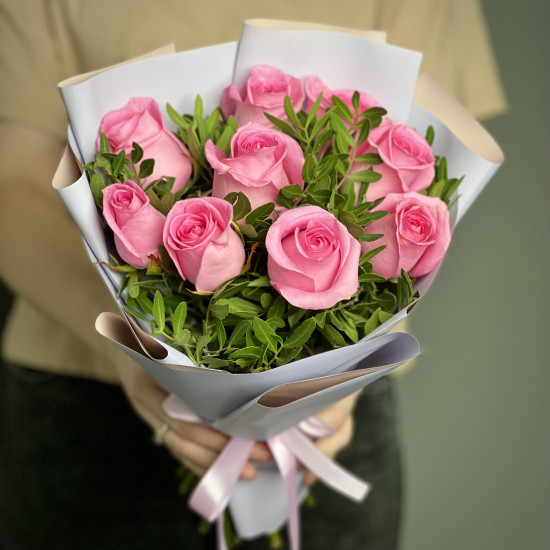 Букеты из роз Букет из 9 розовых роз с зеленью