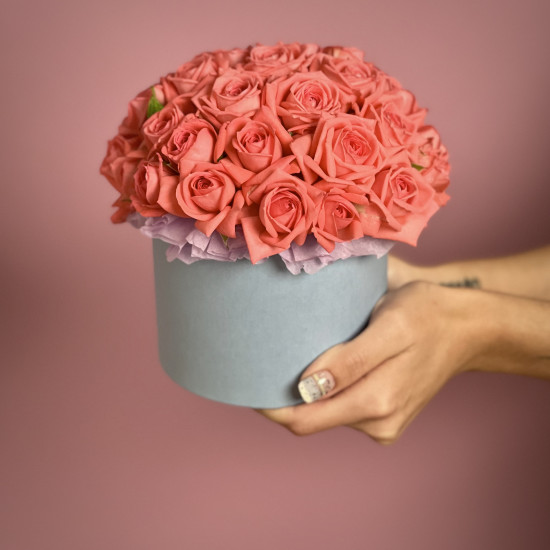 Цветы в коробке Коралловые кустовые розы в шляпной коробке XS