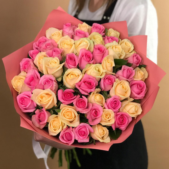 Розы Букет из кремовых и розовых роз 51 шт. (60 см)