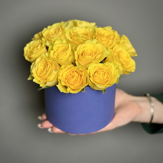 Цветы в коробке Желтые розы в шляпной коробке XS