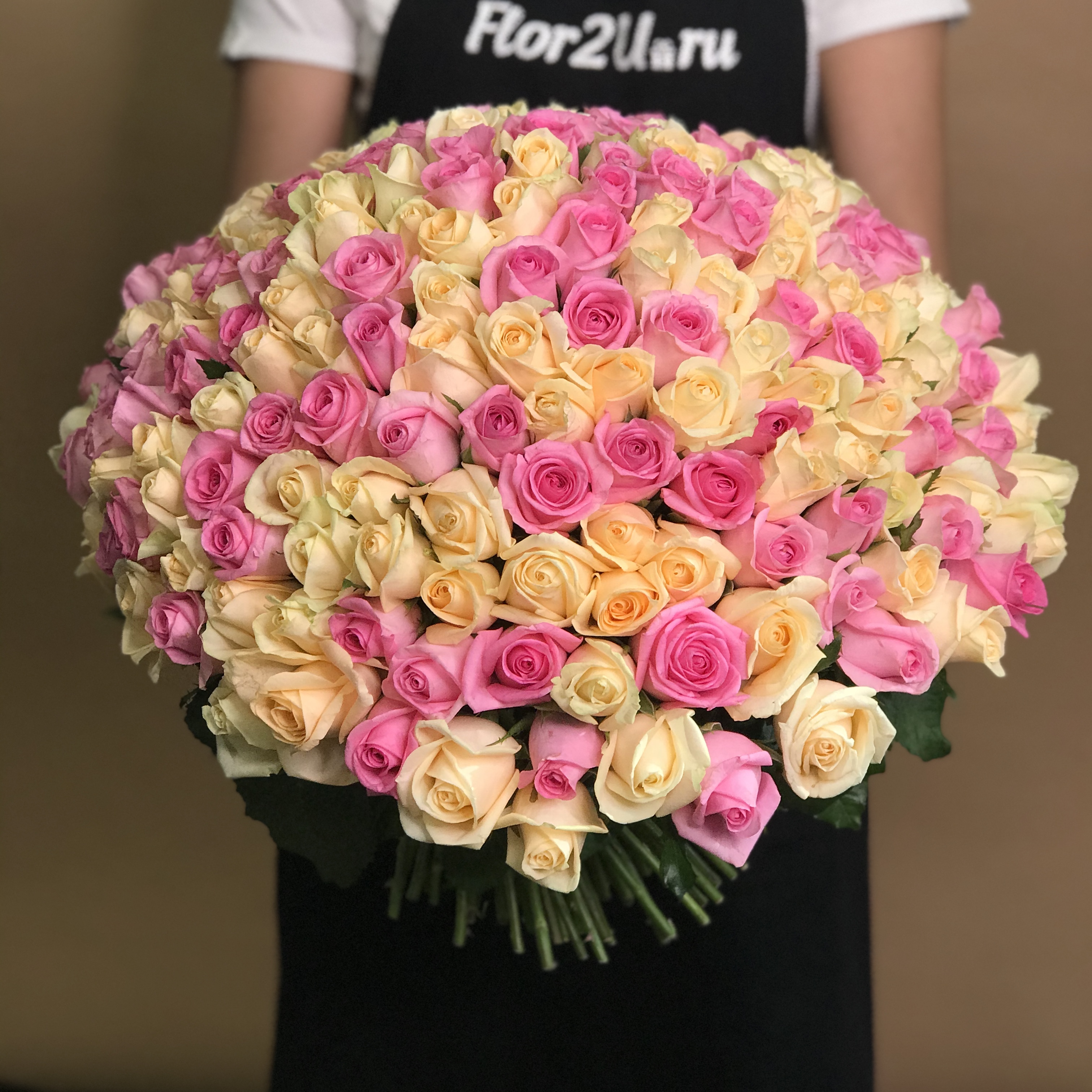 Букет из 201 кремовой и розовой розы (50 см) букет из розовой гортензии и розы с сиреневой гипсофилой в упаковке