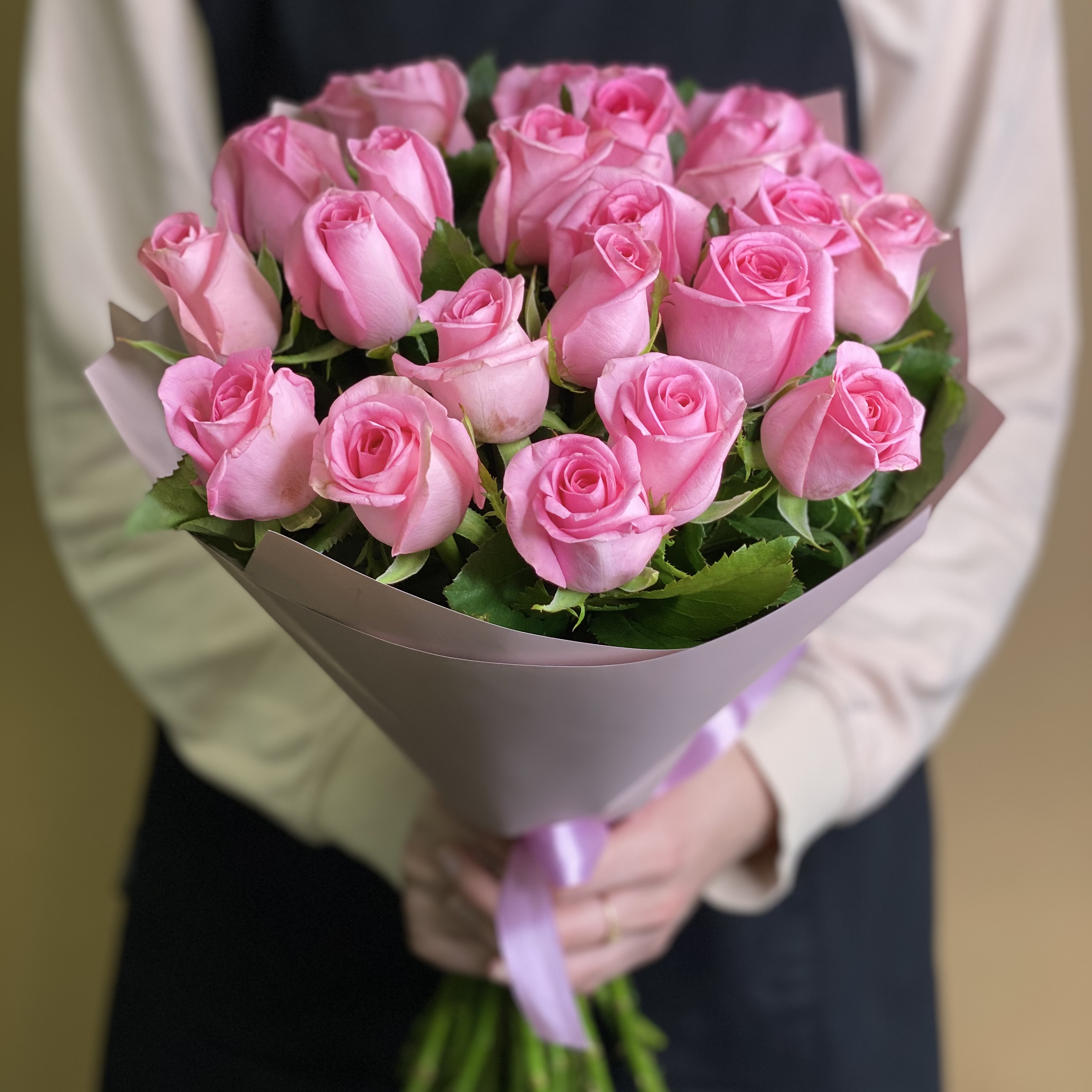 Букет из 25 розовых роз (40 см) букет 25 розовых роз мисти бабблс