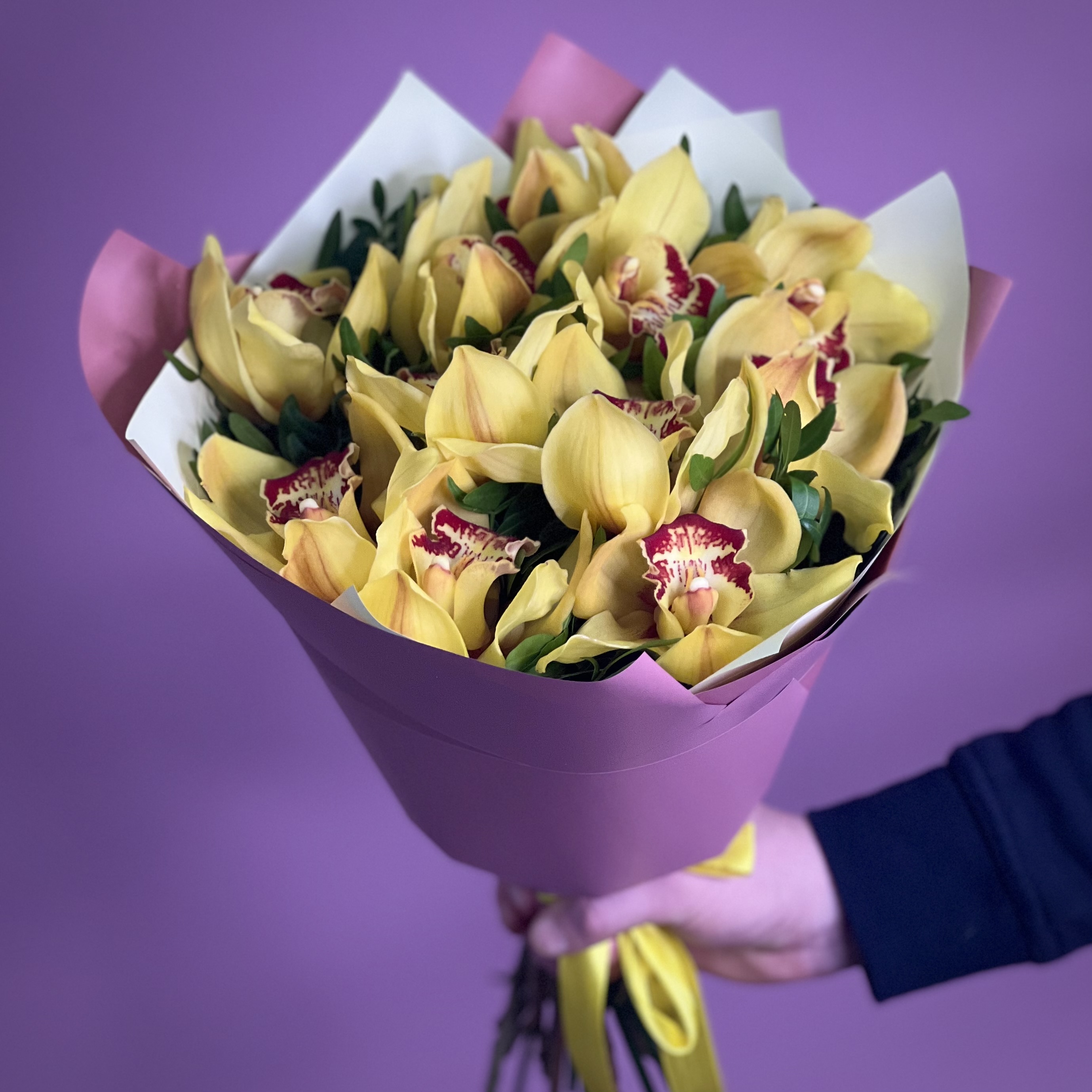 Букет из 11 желтых орхидей букет невесты из орхидей и калл