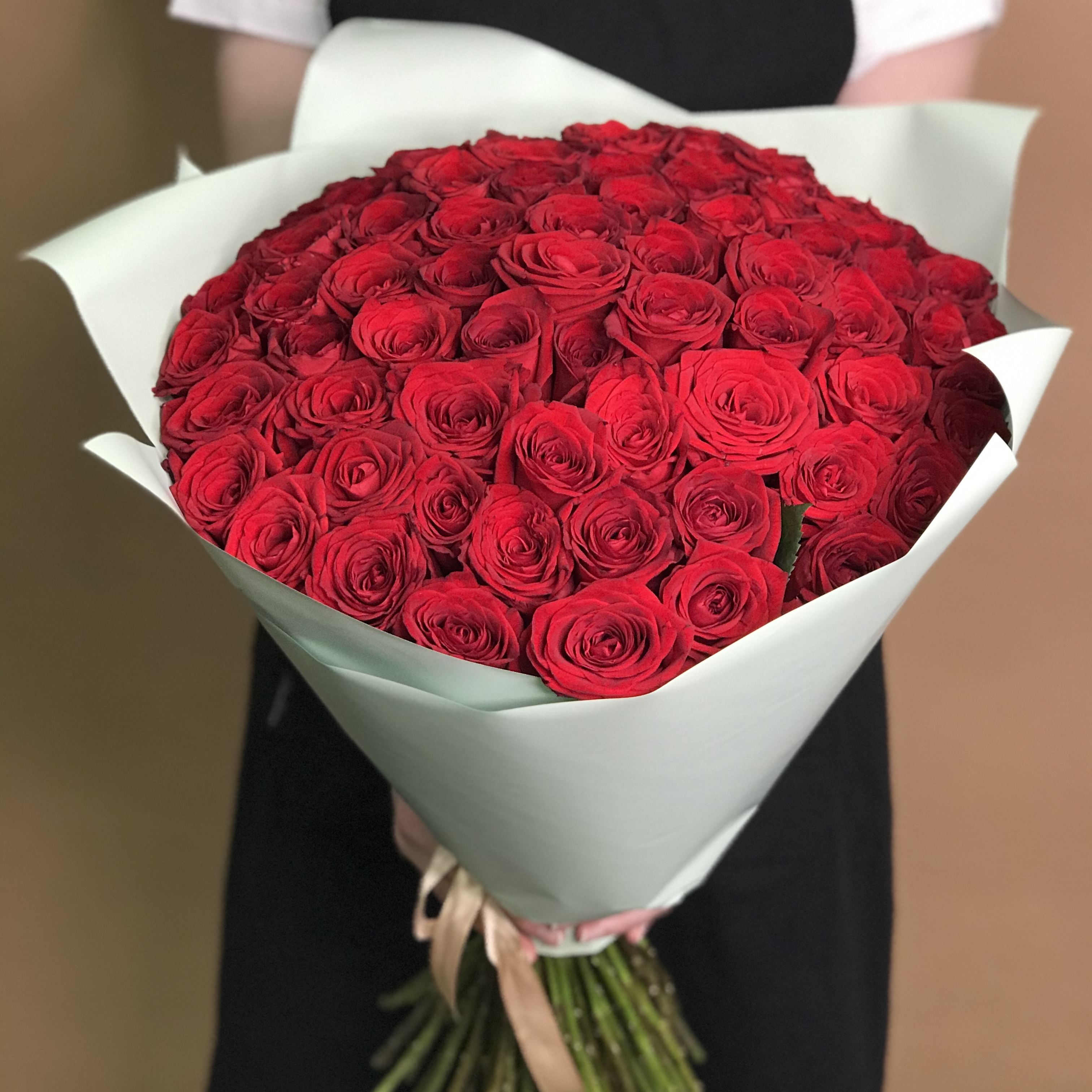 цена Букет из 75 красных роз (60 см)