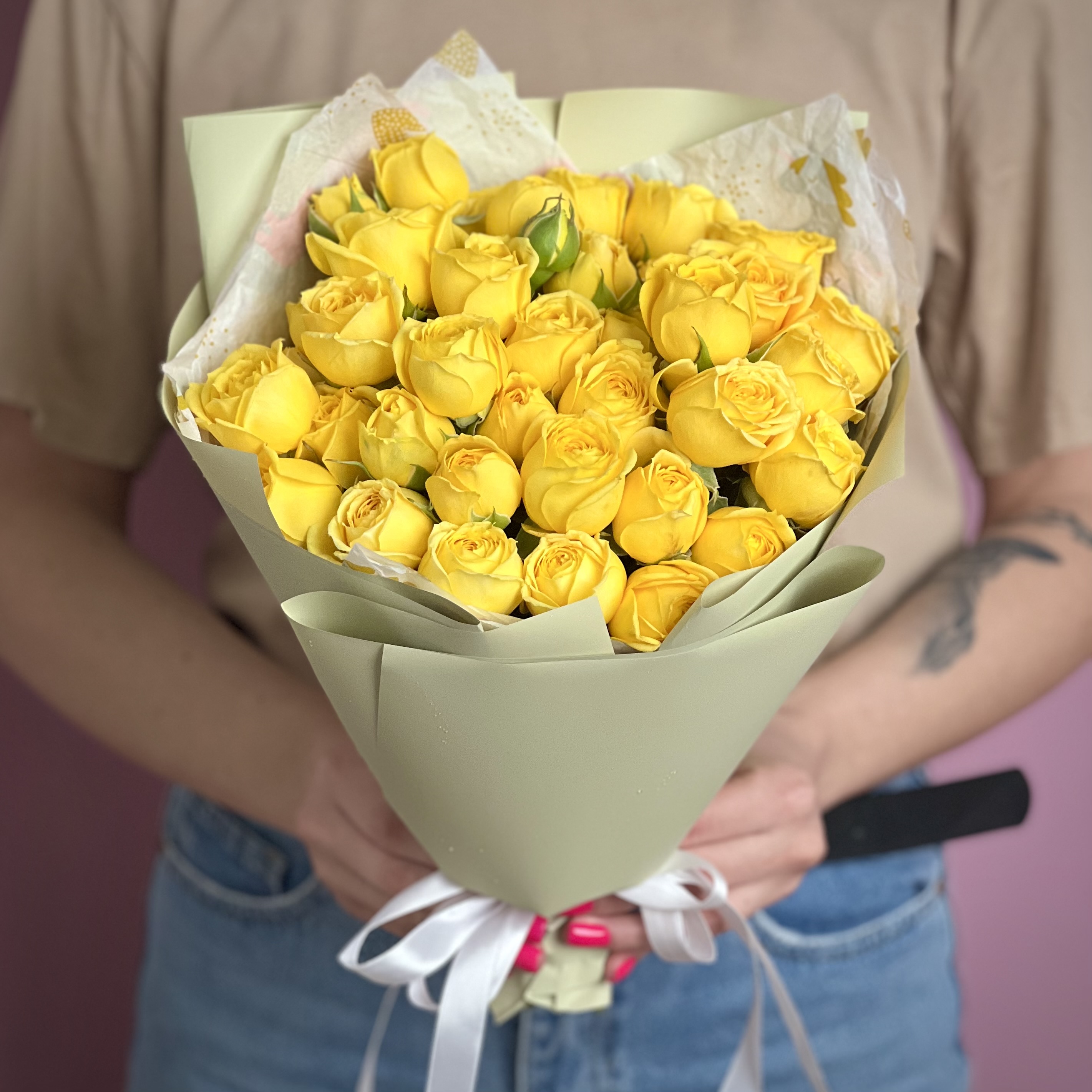 Кустовая роза Букет из 13 желтых кустовых пионовидных роз