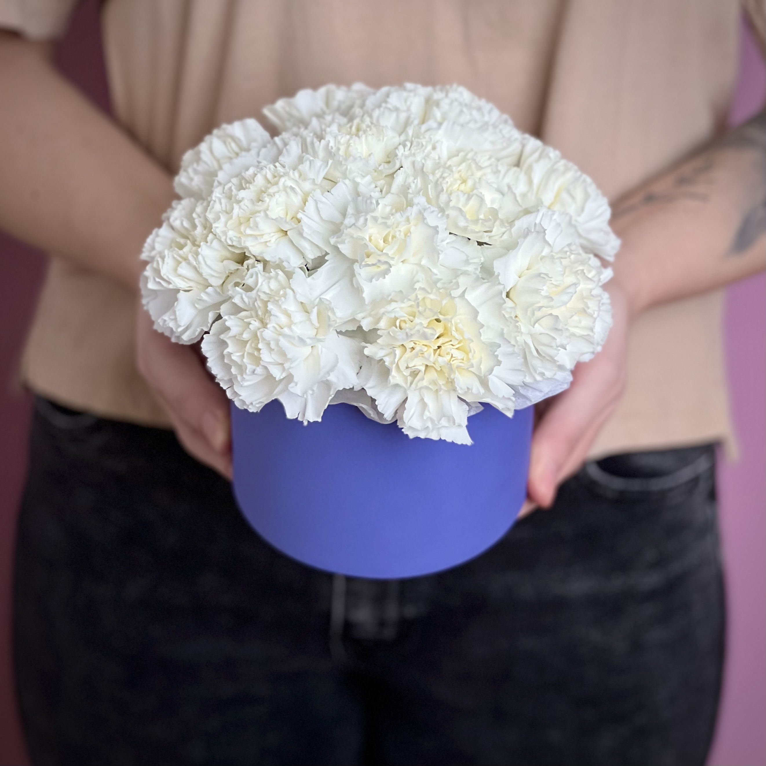 Цветы в коробке Белые гвоздики в коробке XS