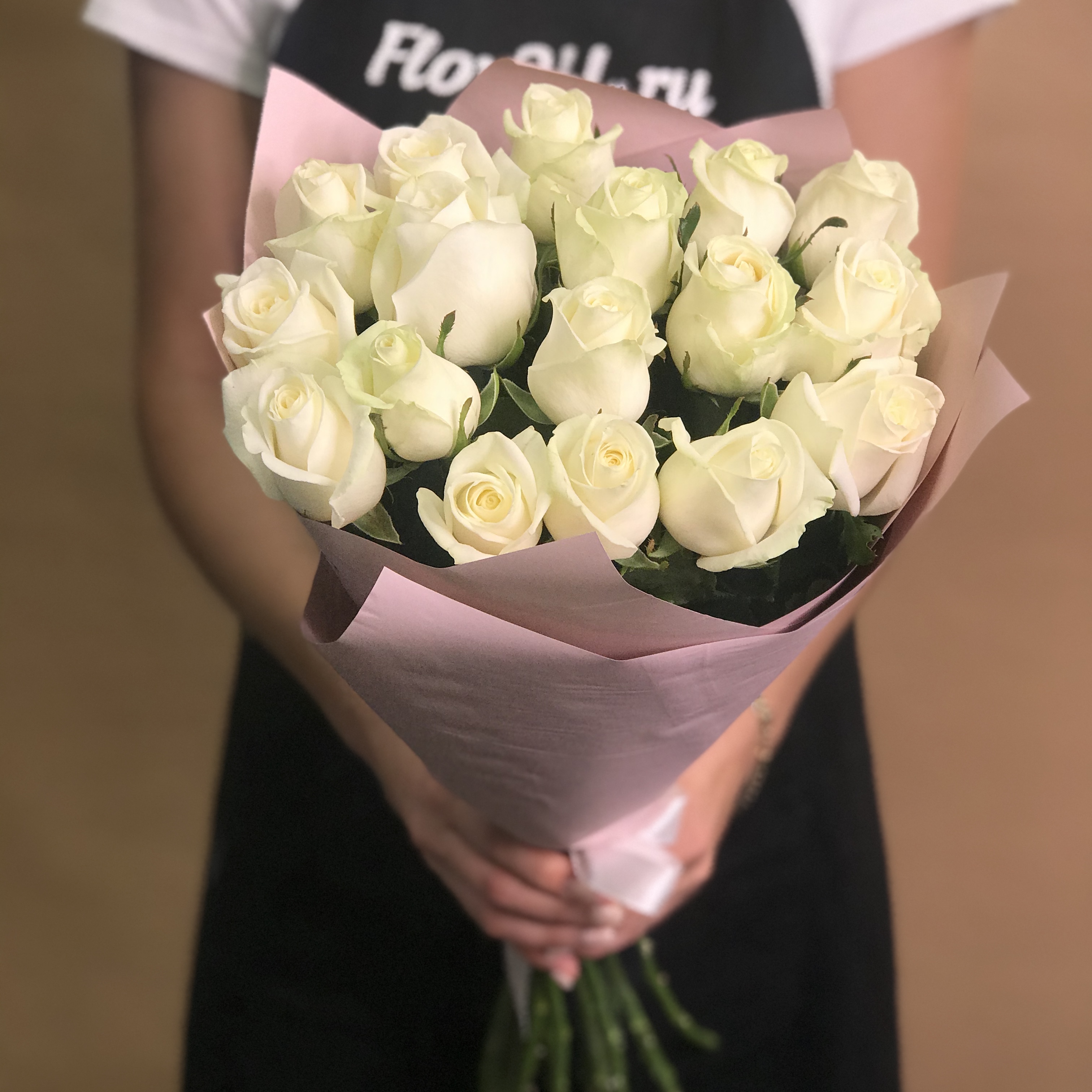 Букет из 17 белых роз (60 см)