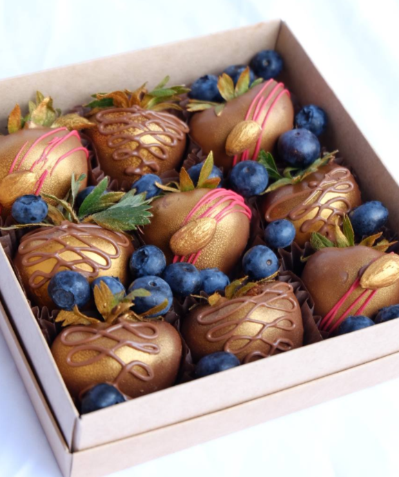 Для crm Клубника в шоколаде 9 штук с голубикой