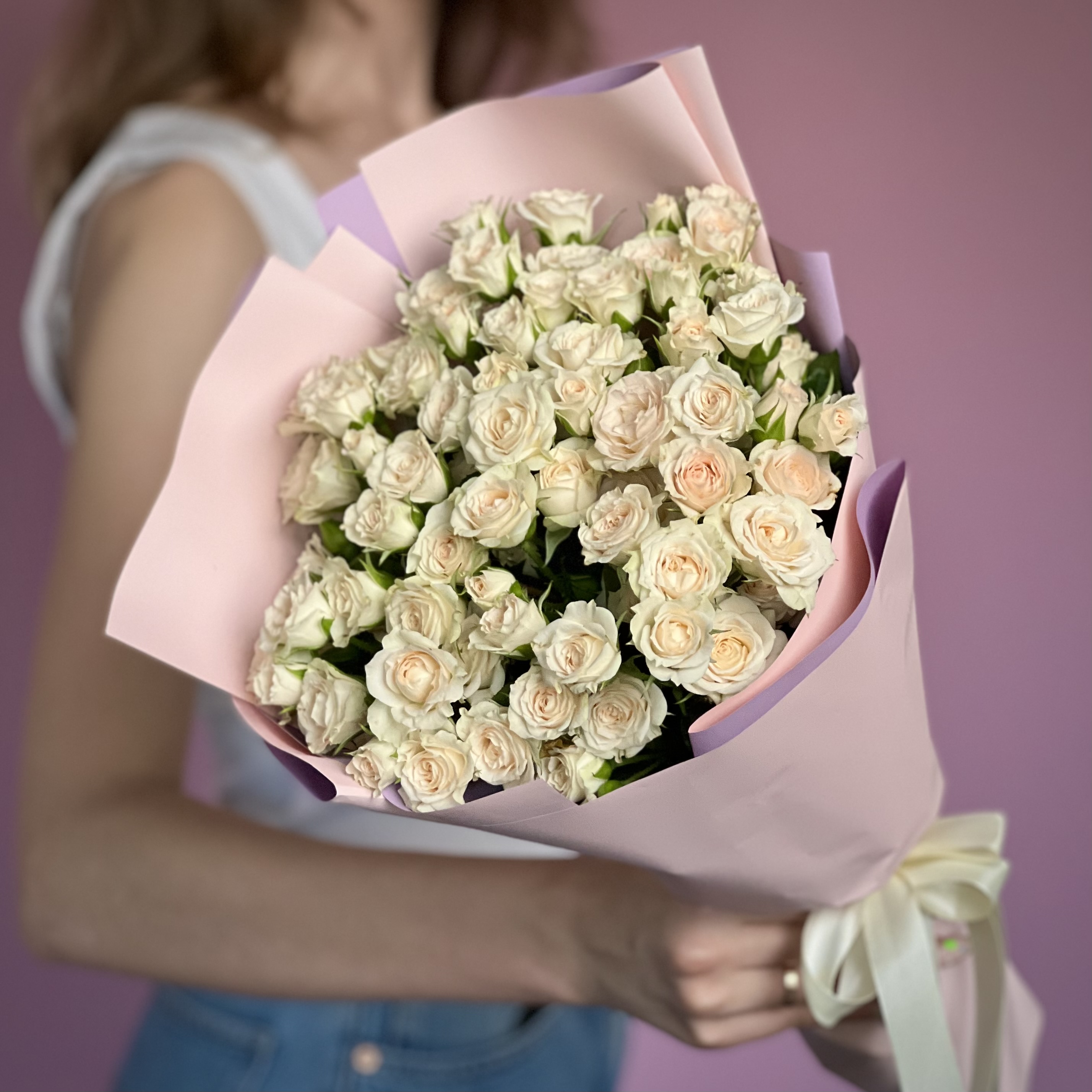 цена Букет из 17 кустовых кремовых роз