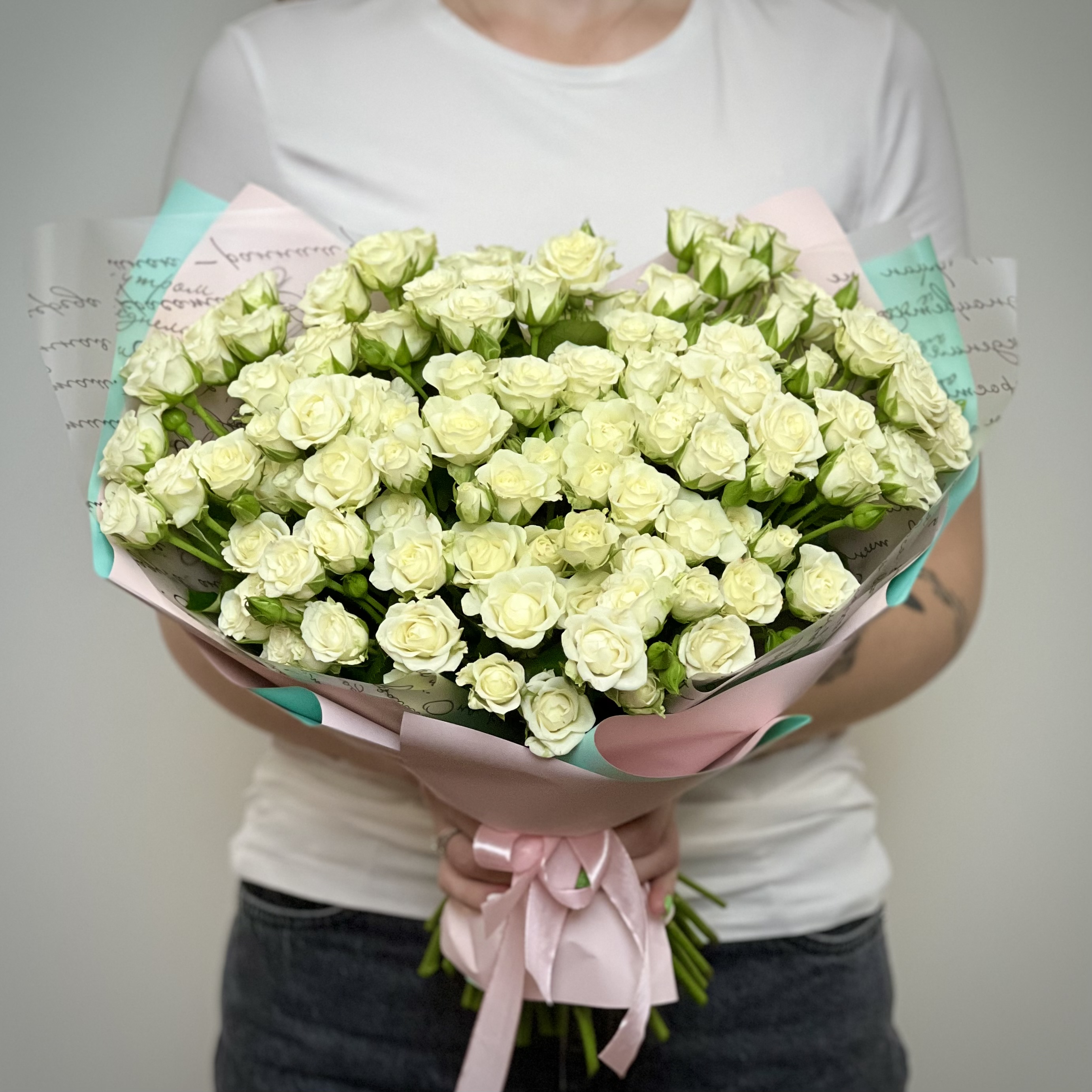 Кустовая роза Букет из 31 кустовой белой розы