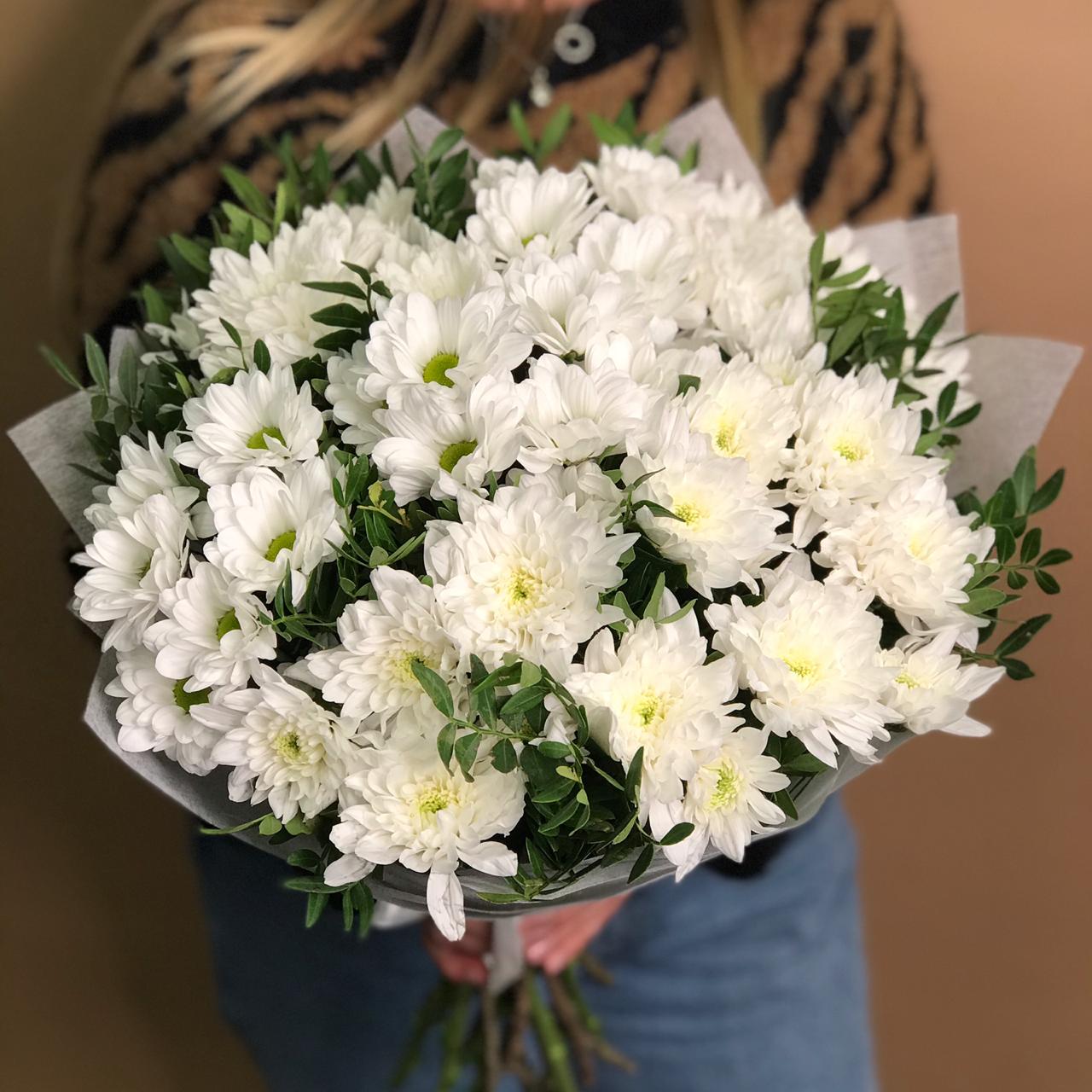 Букет из белой хризантемы с зеленью цена и фото