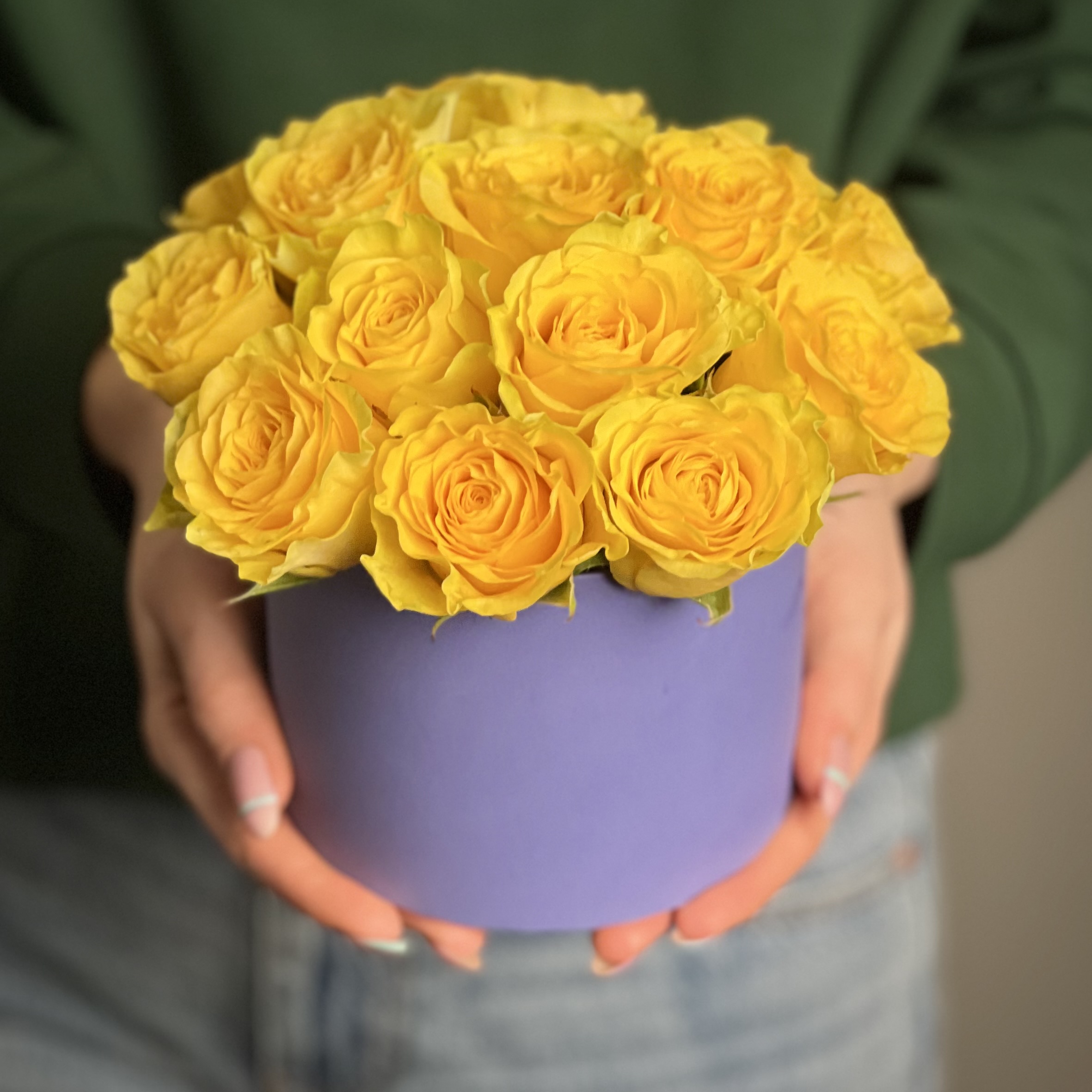 Желтые розы в шляпной коробке XS розовая эустома в шляпной коробке xs