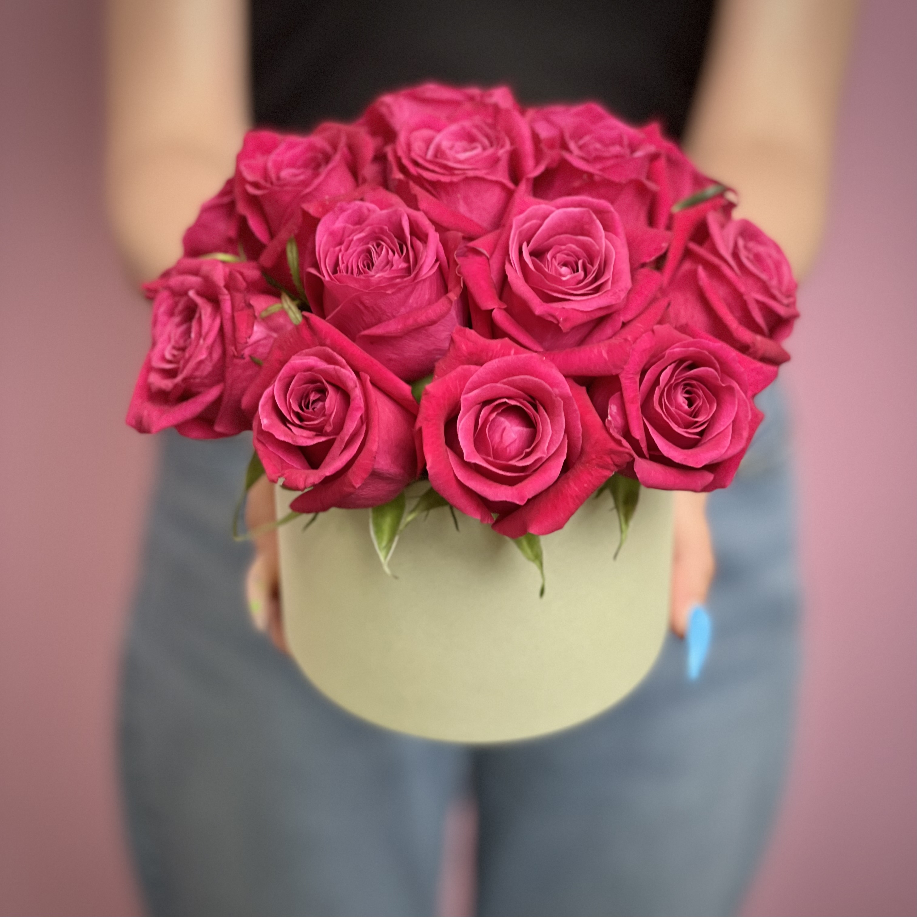 Малиновые розы в шляпной коробке XS белая кустовая хризантема в шляпной коробке xs