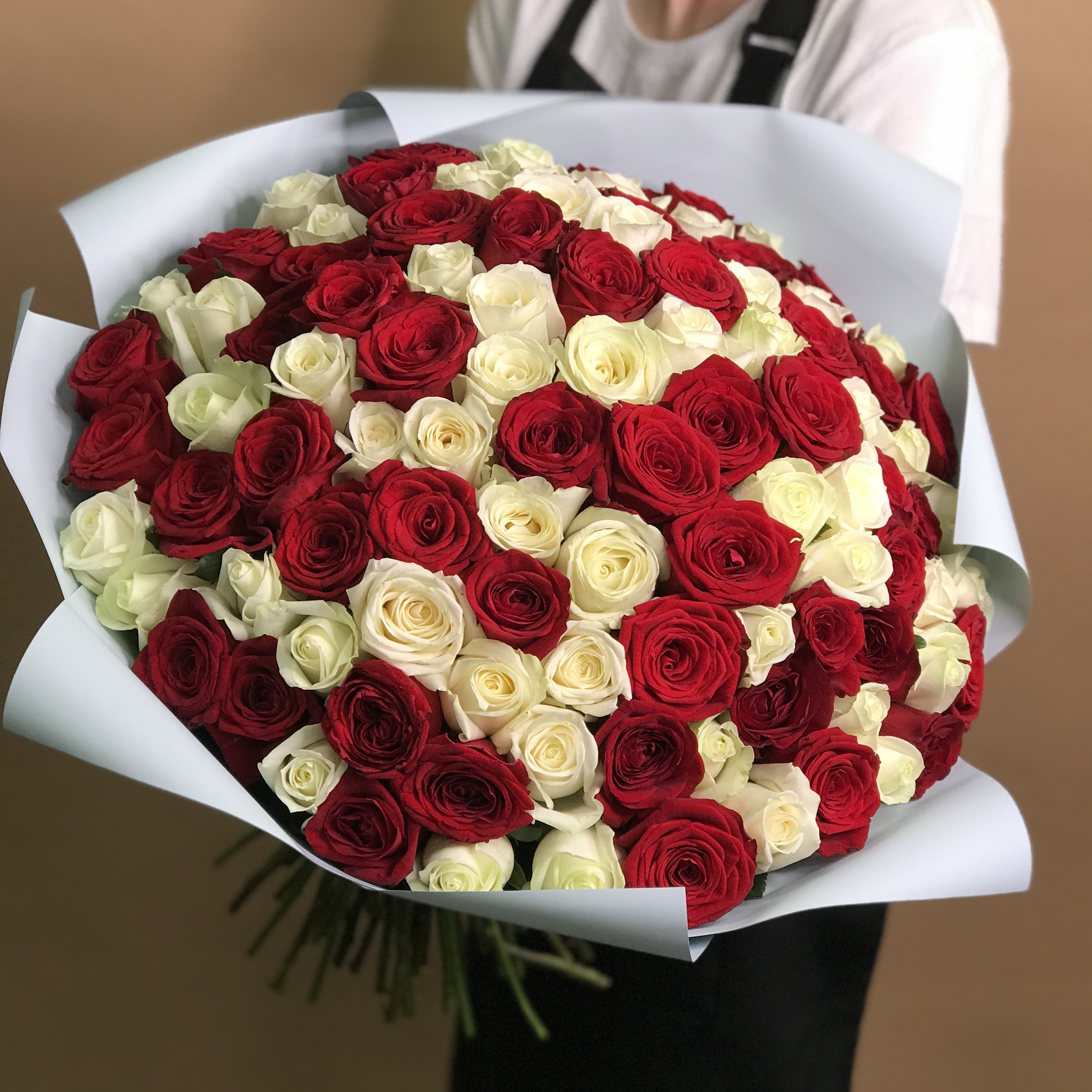 Букет из красных и белых роз 101 шт. (50 см) букет из красных и белых роз 101 шт 40 см
