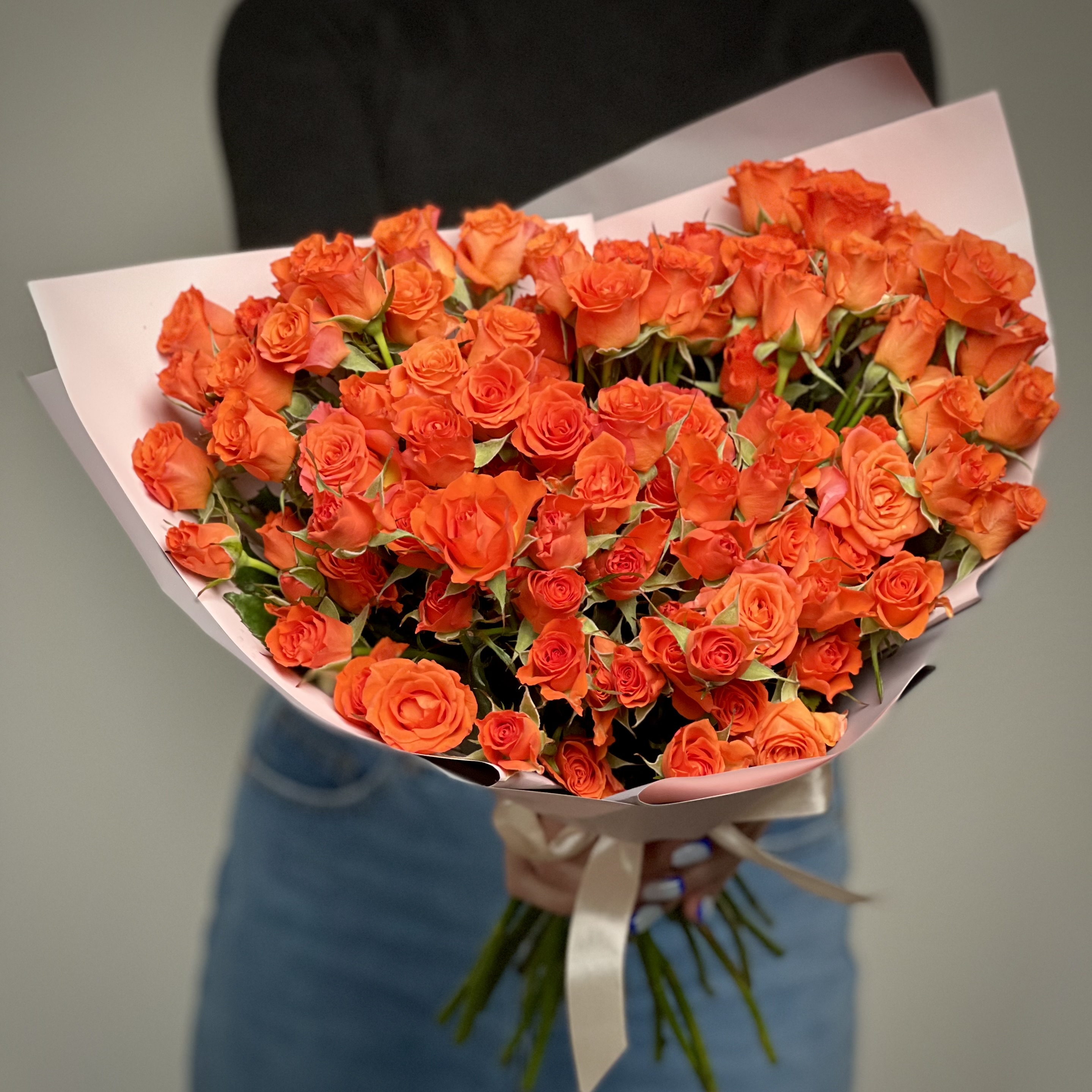 Букет из 29 кустовых оранжевых роз букет из 17 кустовых оранжевых роз