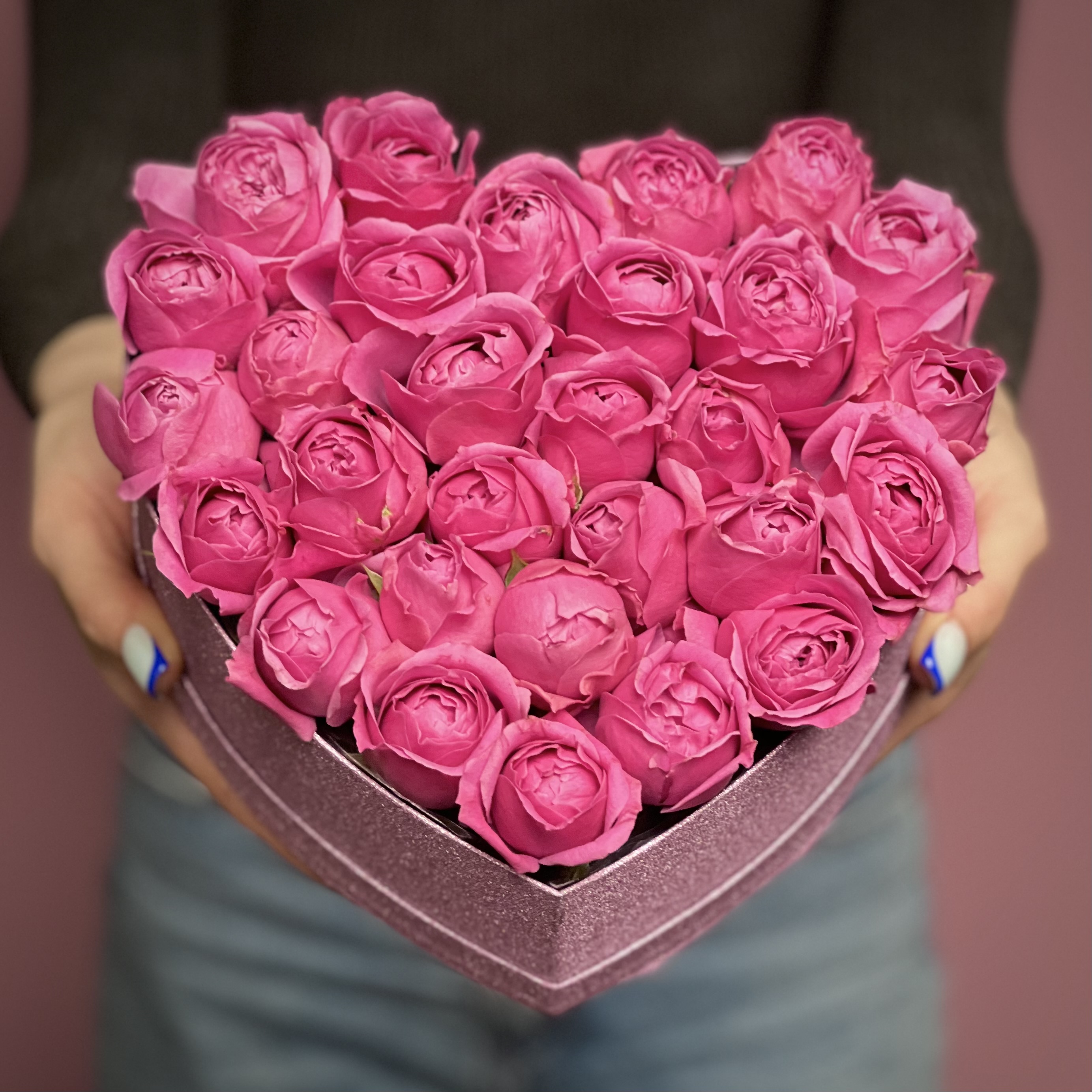 Малиновые кустовые пионовидные розы Сердце L