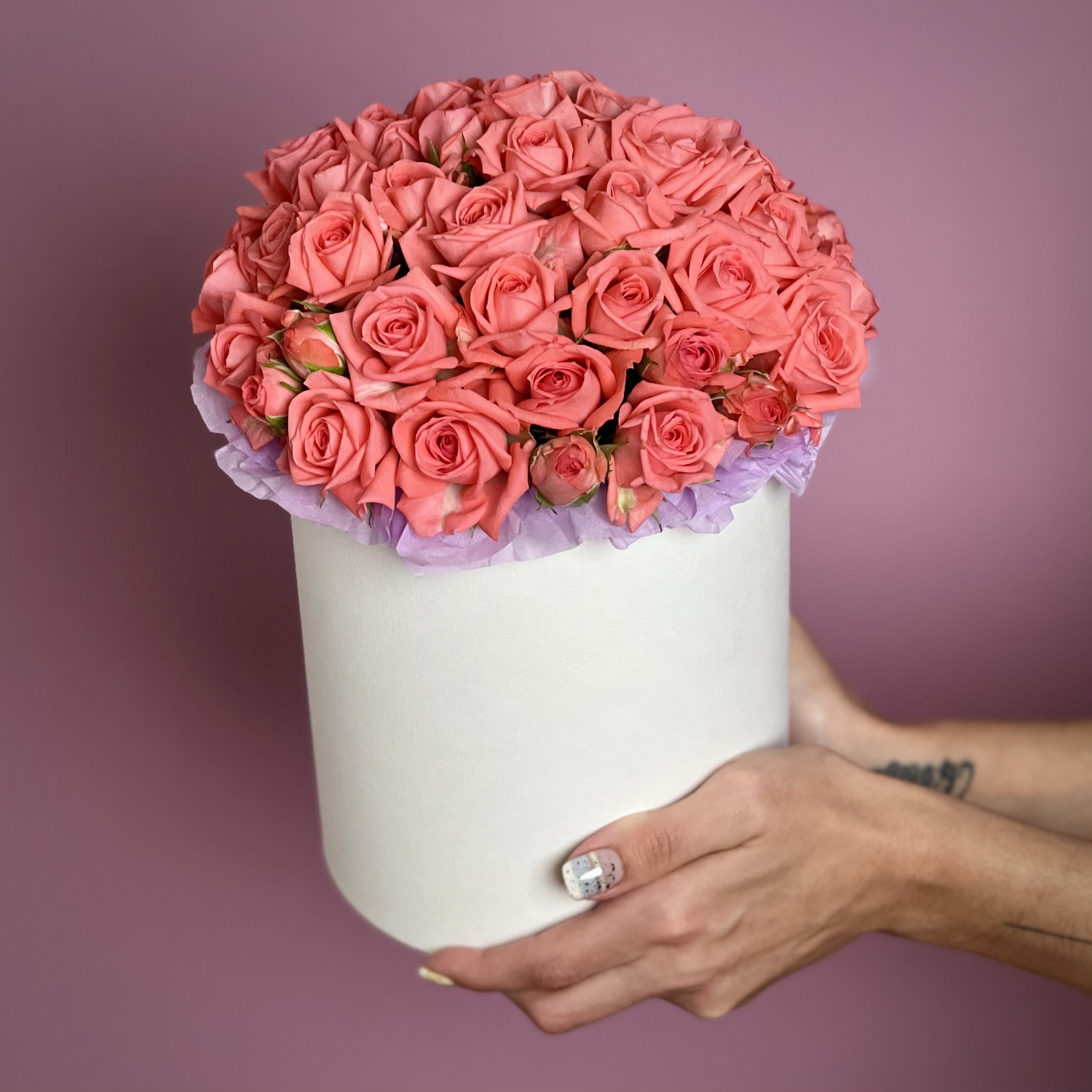 Цветы в коробке Коралловые кустовые розы в коробке М