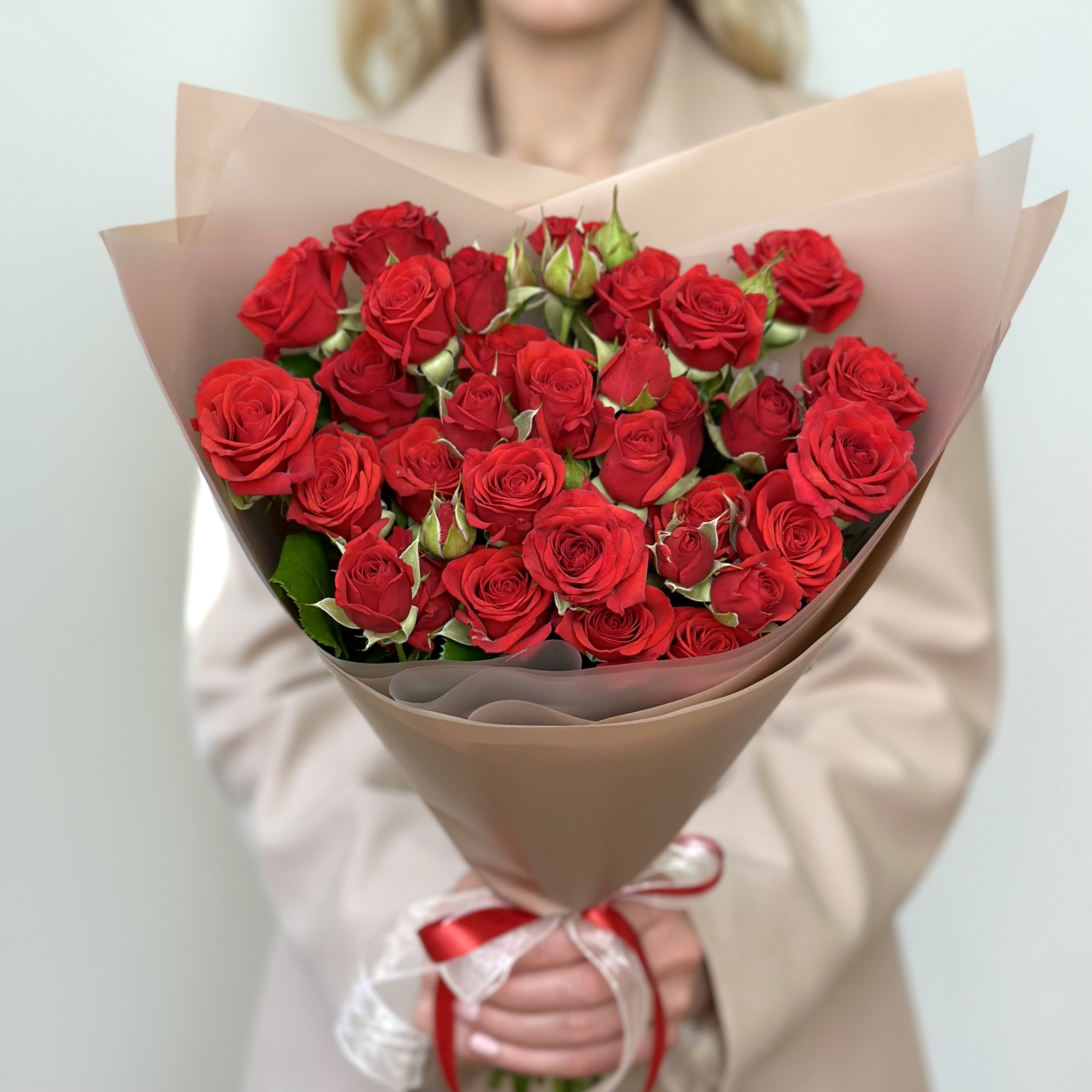 Букет из 11 кустовых красных роз букет из 17 кустовых красных роз
