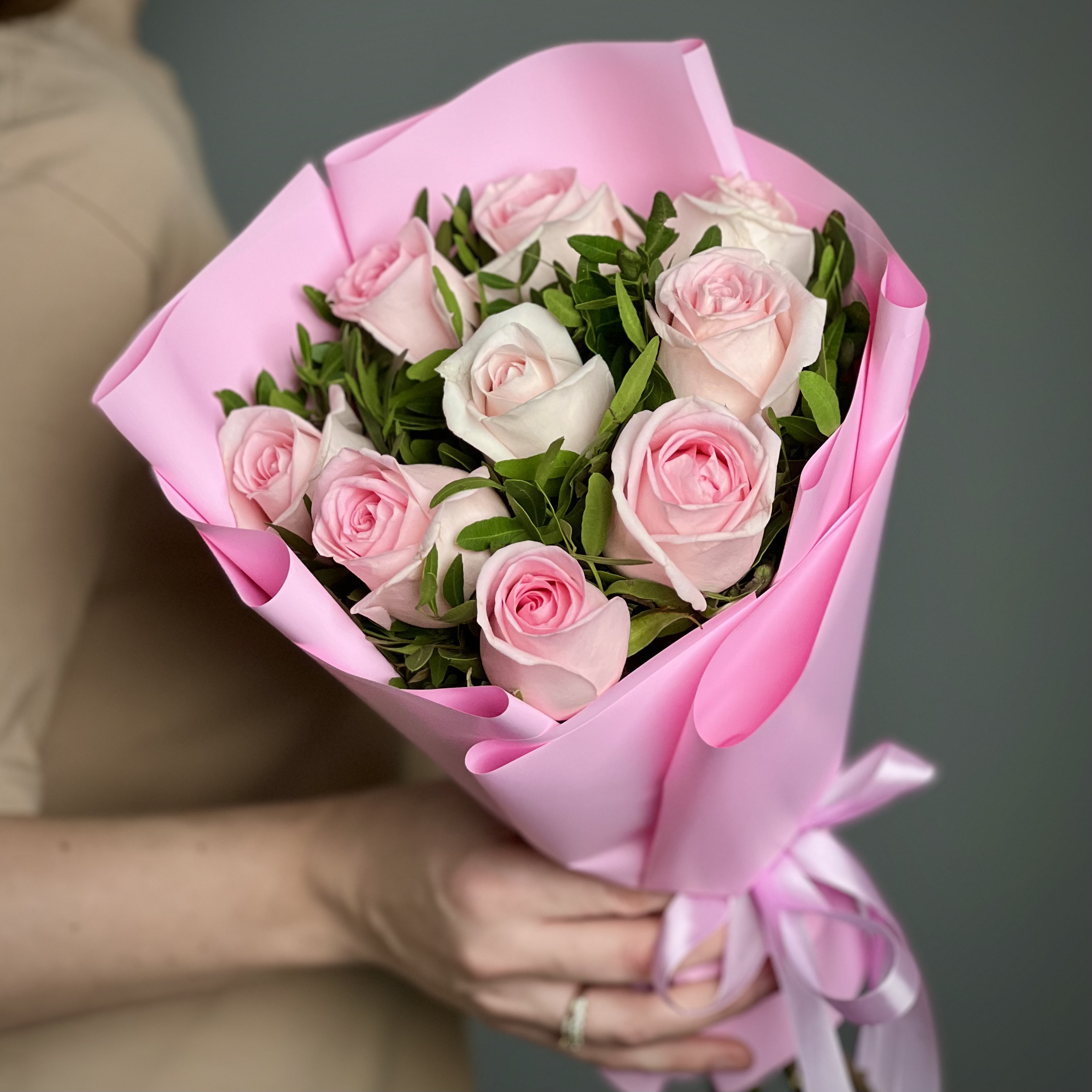 Букет из 9 нежно-розовых роз с зеленью
