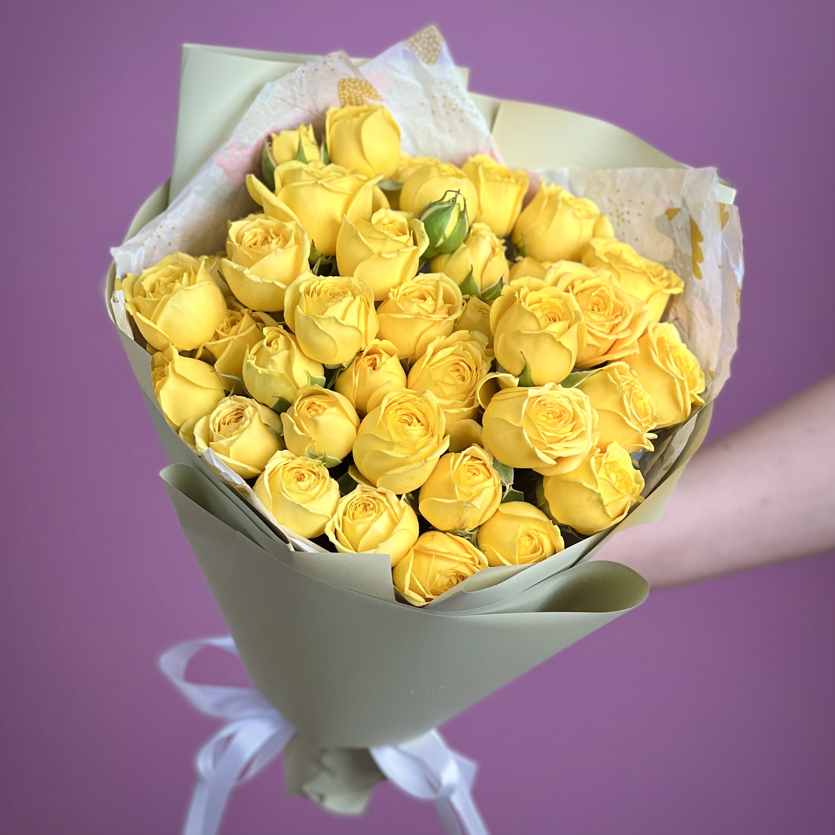 Кустовая роза Букет из 13 желтых кустовых пионовидных роз