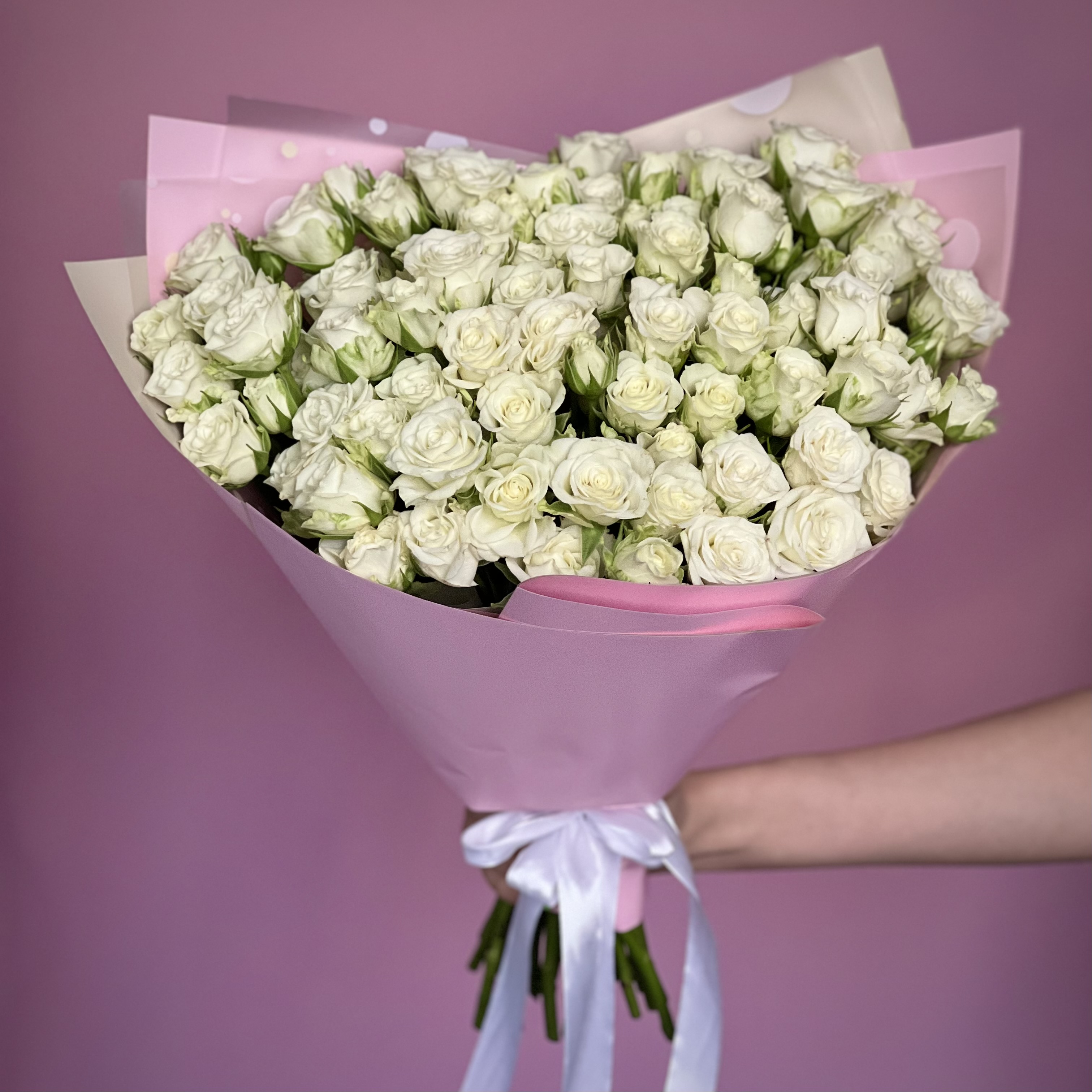 Кустовая роза Букет из 29 кустовых белых роз