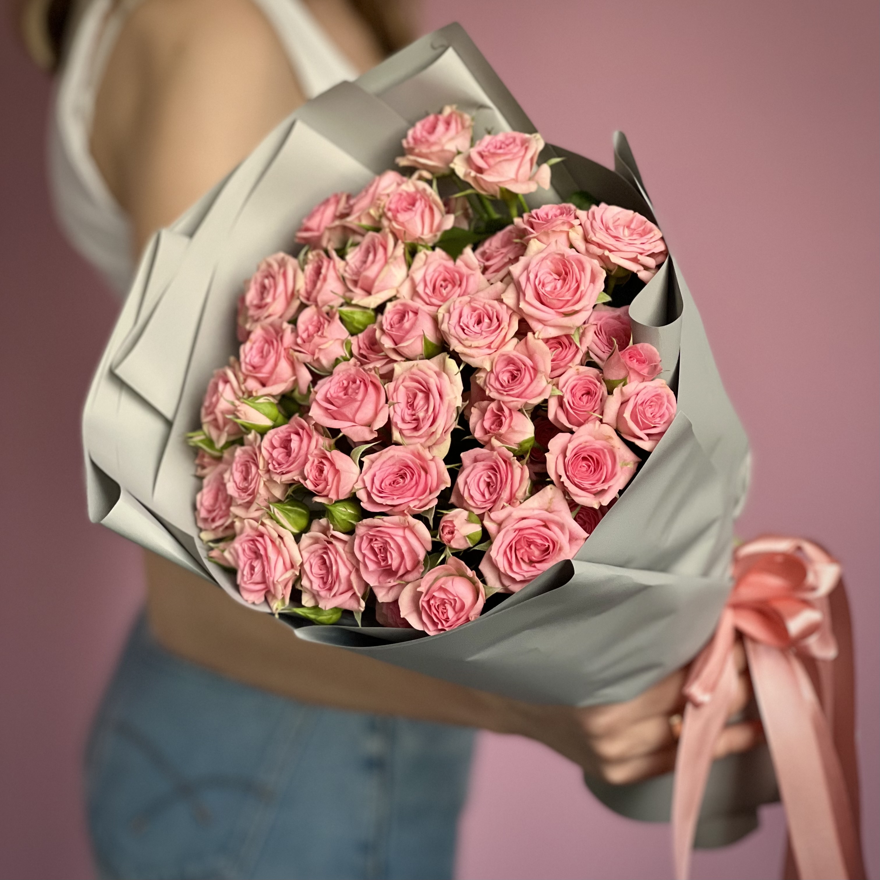 Букет из 11 кустовых розовых роз букет в голубой шляпной коробке amour из 33 белых и розовых кустовых роз эквадор