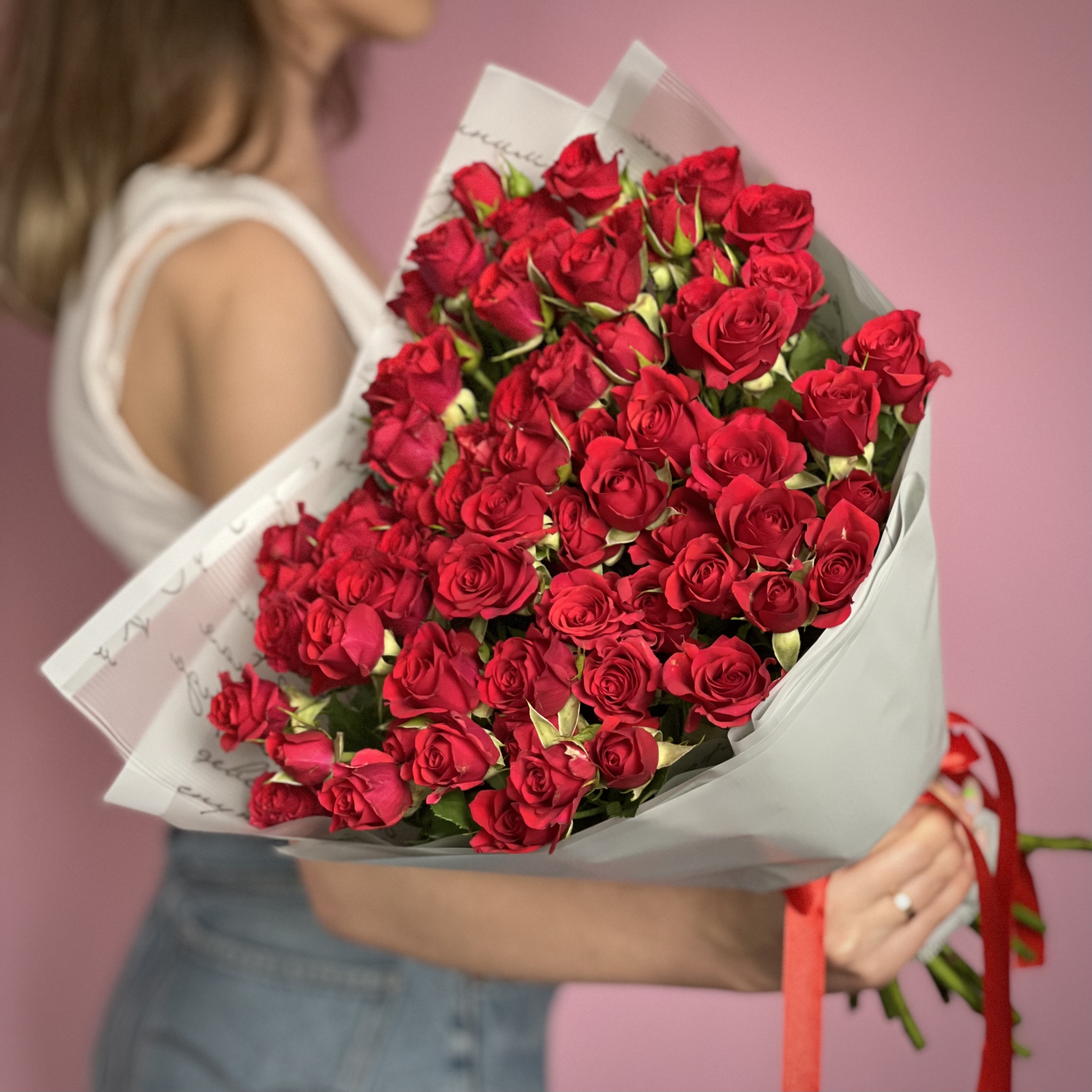 Букет из 17 кустовых красных роз