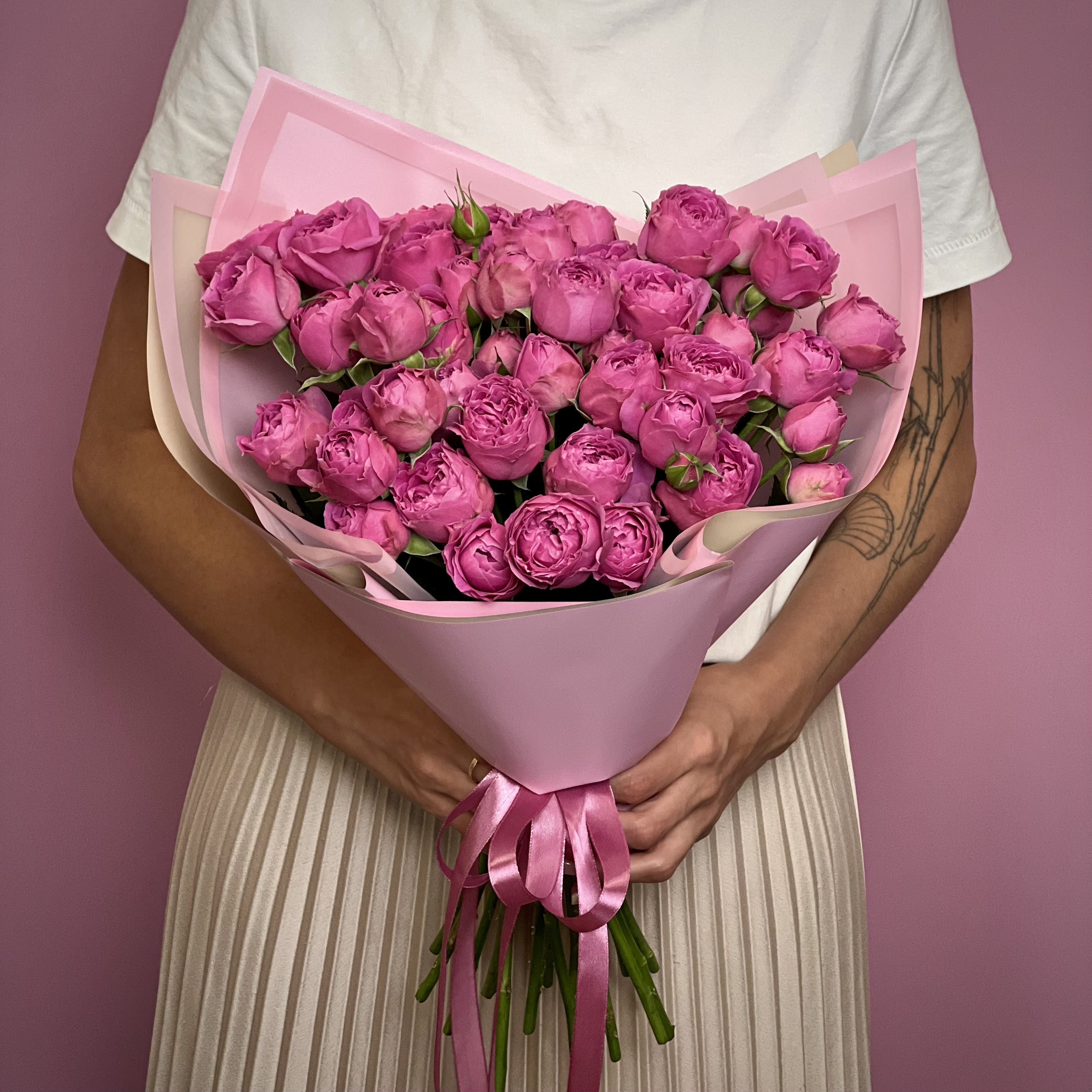 Кустовая роза Букет из 17 малиновых кустовых пионовидных роз