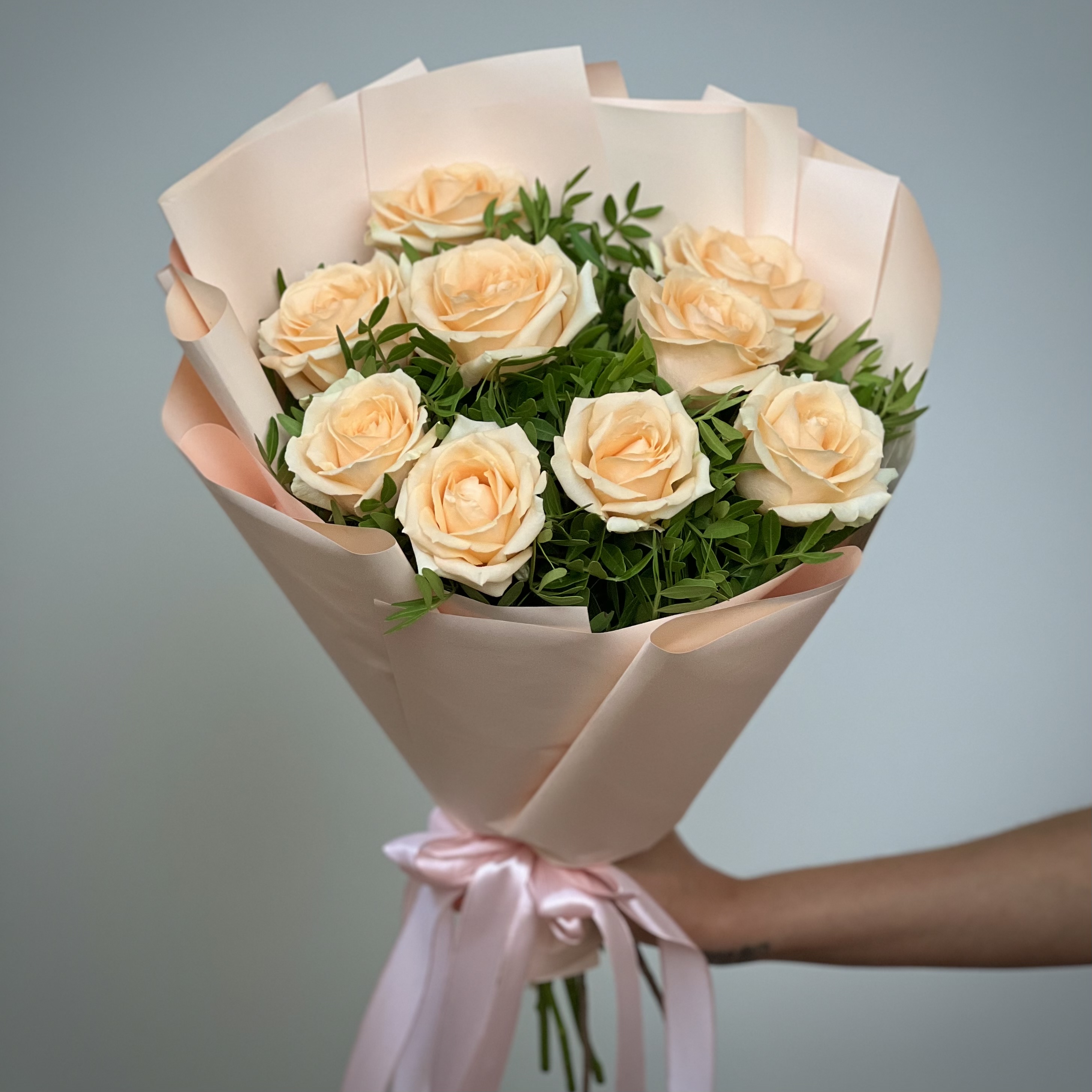 Букеты из роз Букет из 9 кремовых роз с зеленью