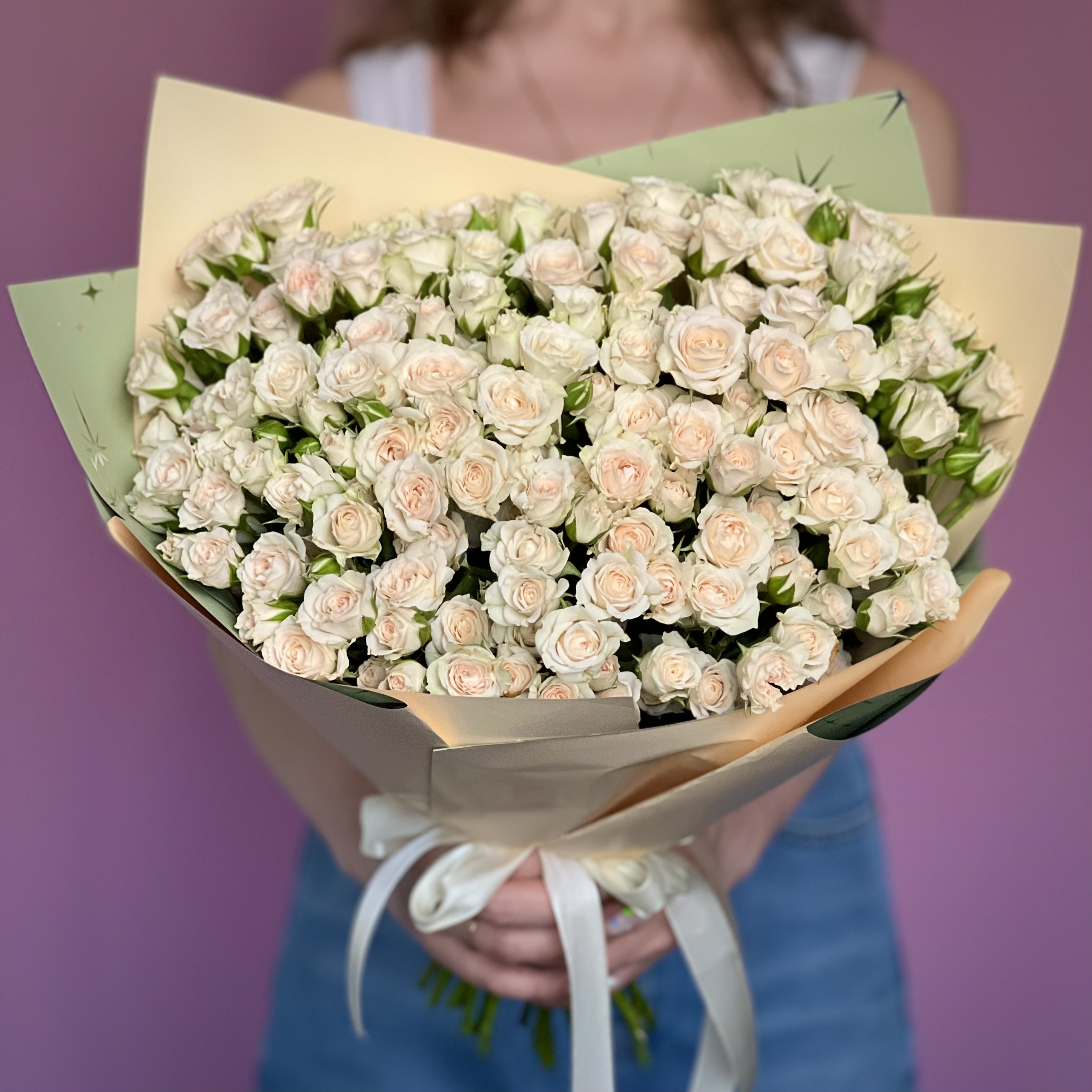 цена Букет из 29 кустовых кремовых роз