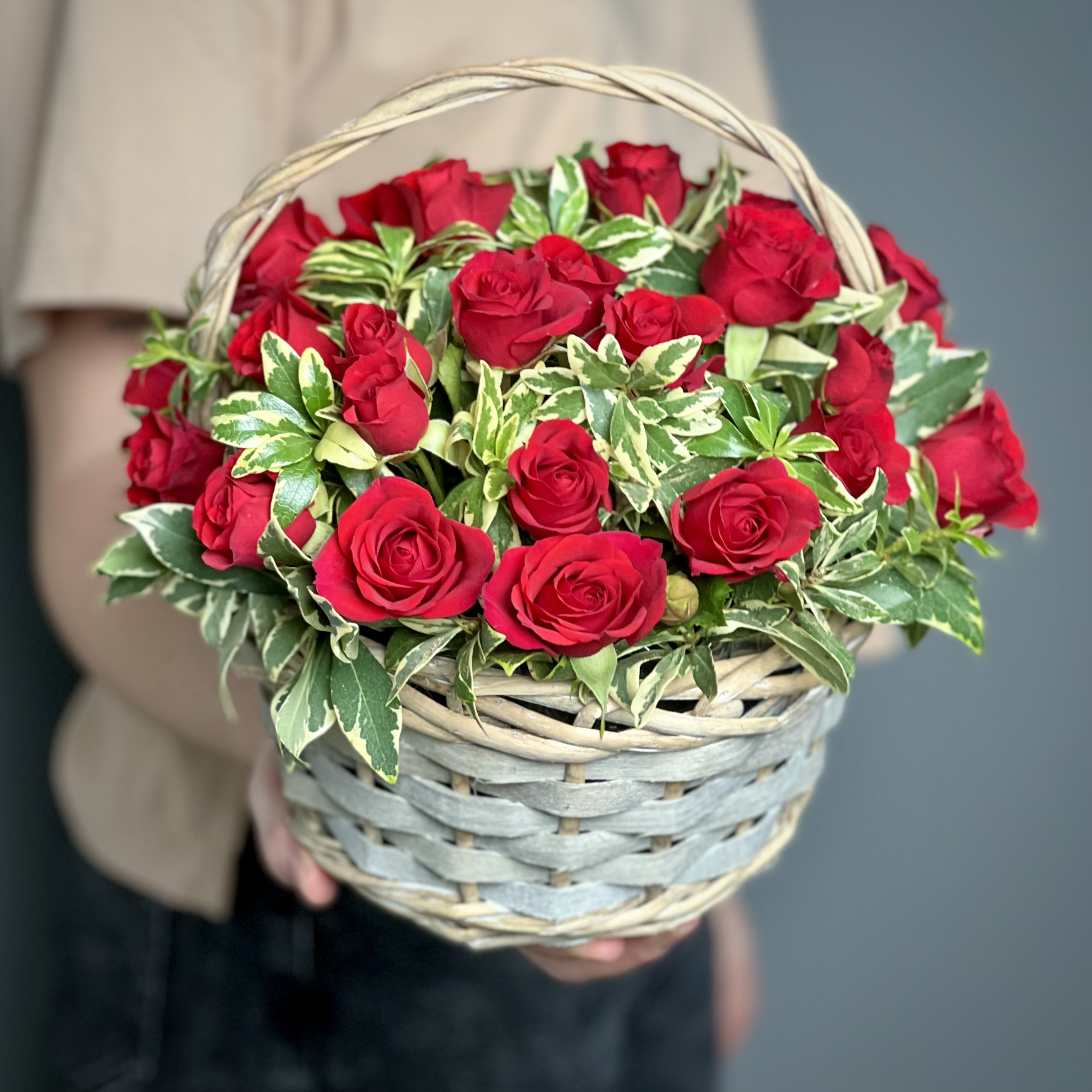 цена Красные кустовые розы в корзине XS