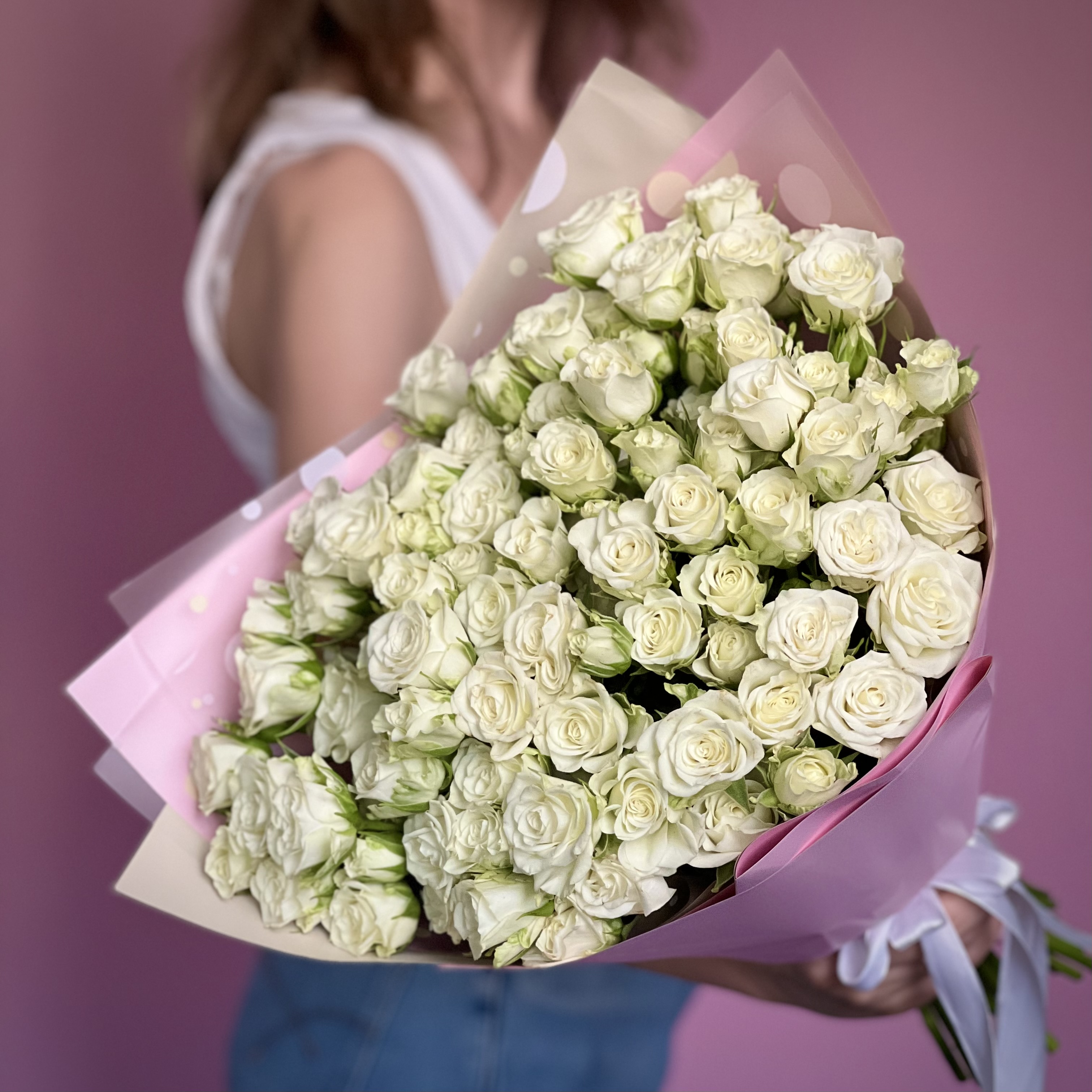 Кустовая роза Букет из 29 кустовых белых роз