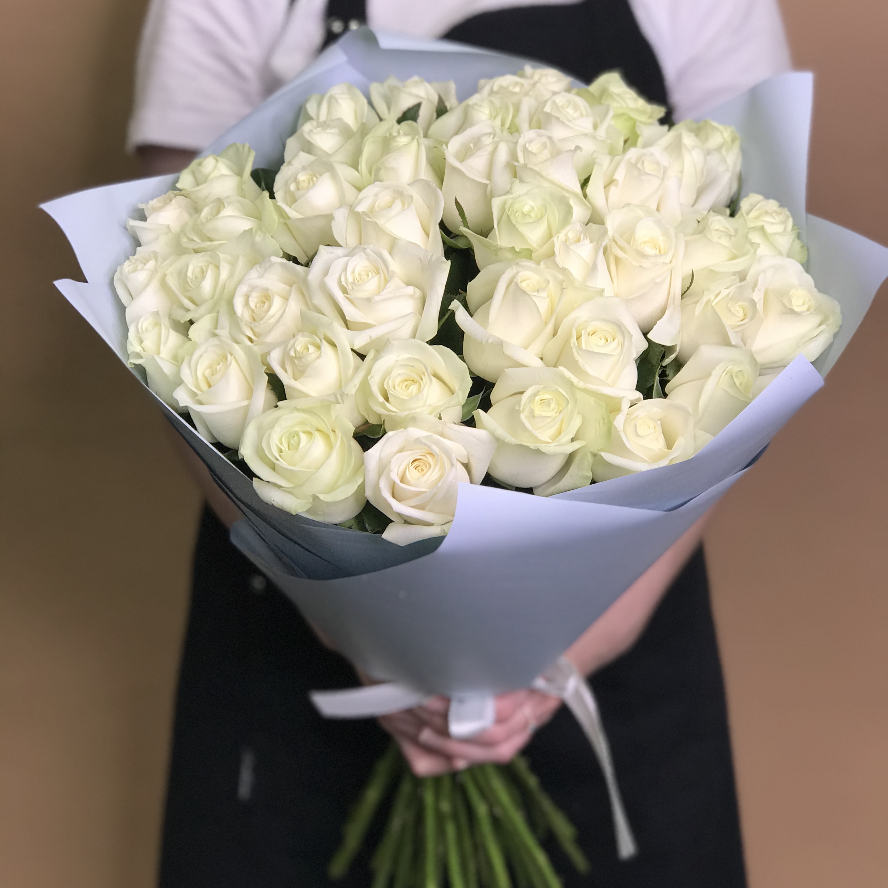 цена Букет из 41 белой розы (70  см)