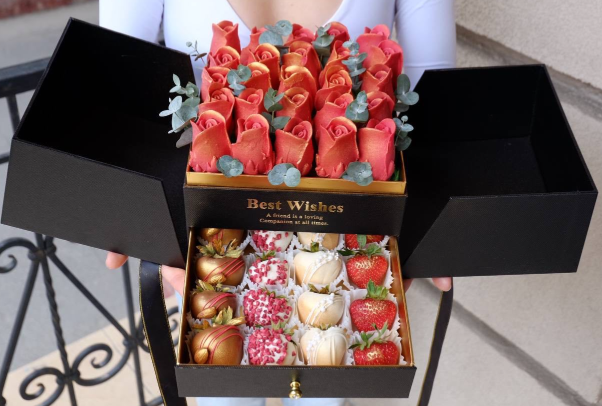 Для crm Коробка шкатулка премиум "Мадонна" с розами из шоколада и клубники
