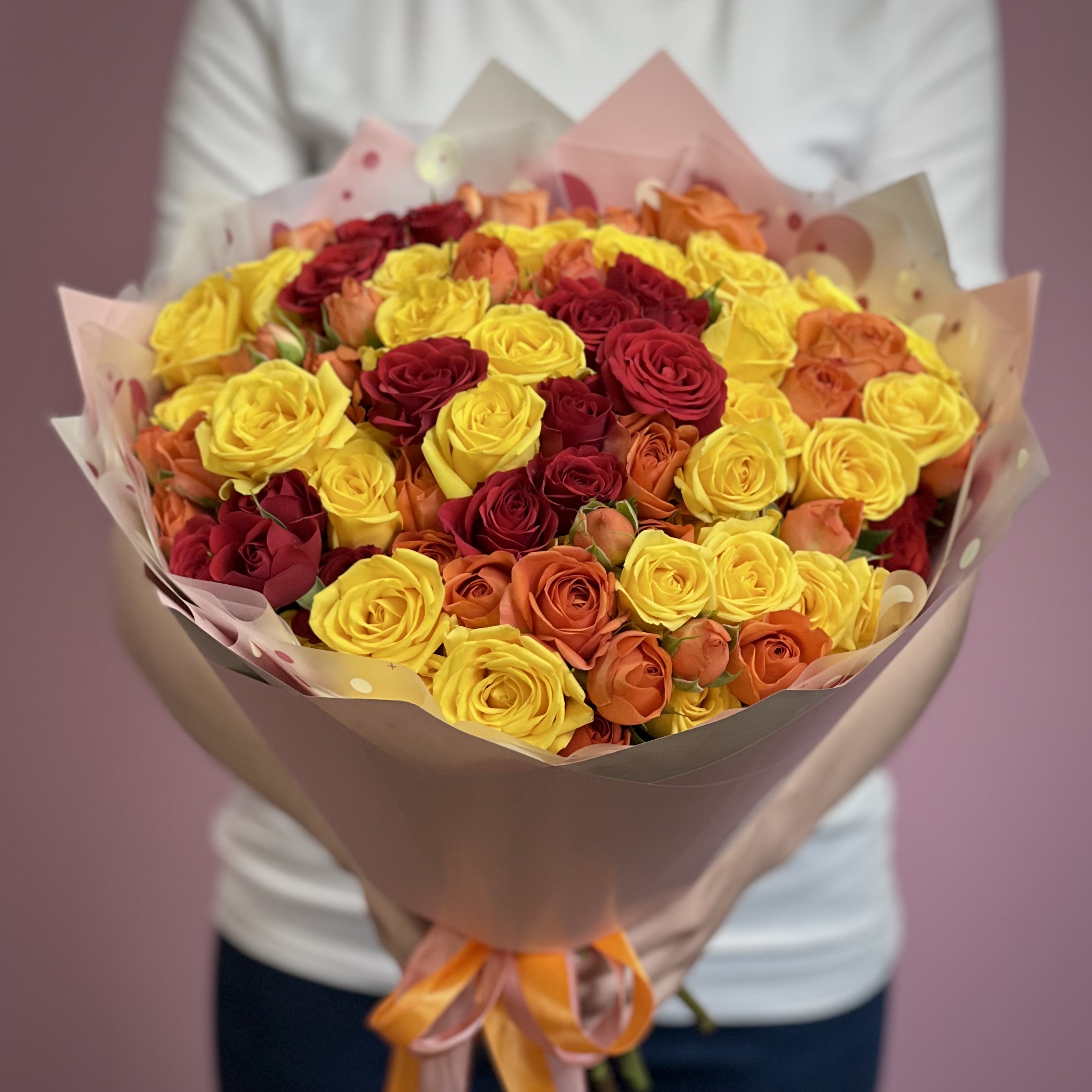 Букет из 29 кустовых роз букет из 17 кустовых оранжевых роз