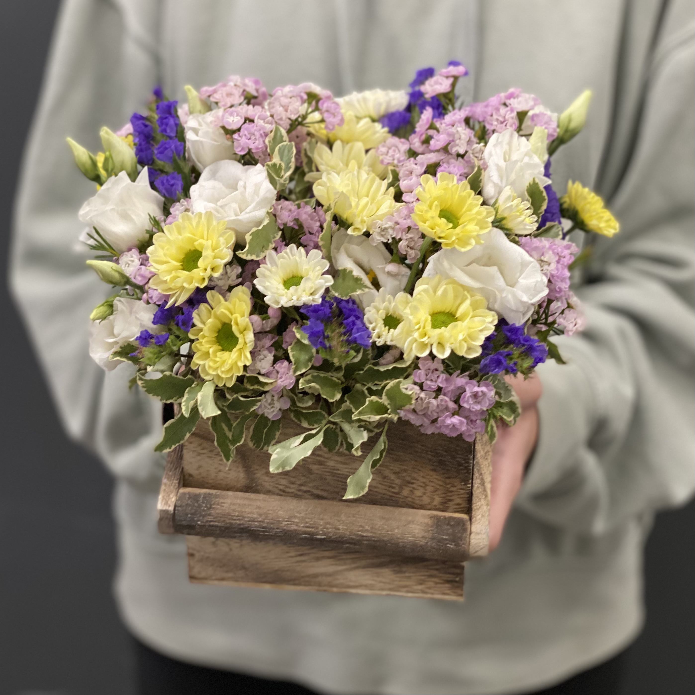 Эустома Цветы в деревянном кашпо Лукошко