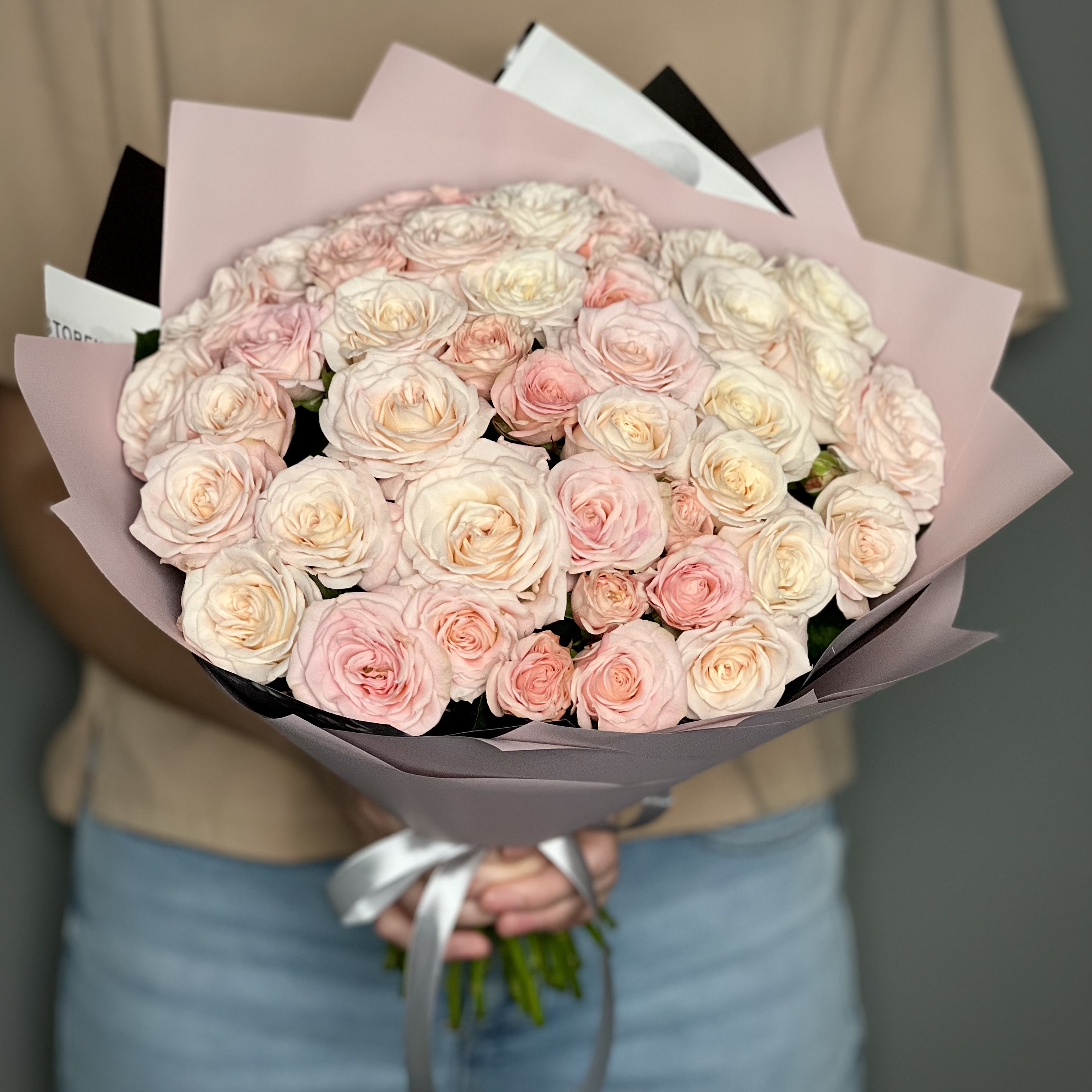 Букет из 25 розовых кустовых пионовидных роз букет из 13 кустовых розовых роз