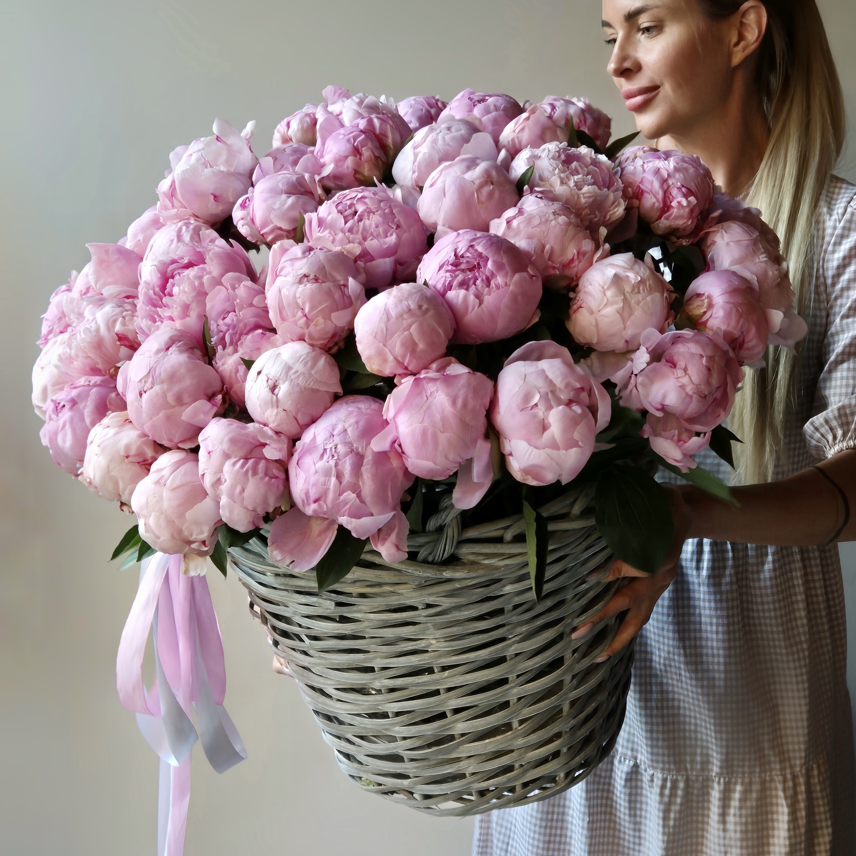 Пионы Цветы в корзине Сладкий вечер