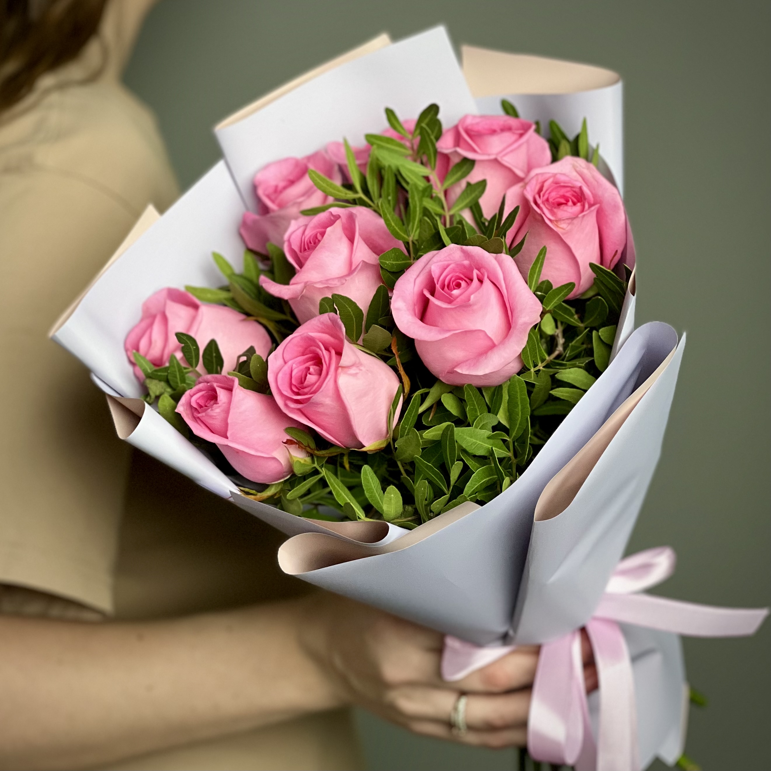 Букет из 9 розовых роз с зеленью букет из 9 розовых роз с зеленью