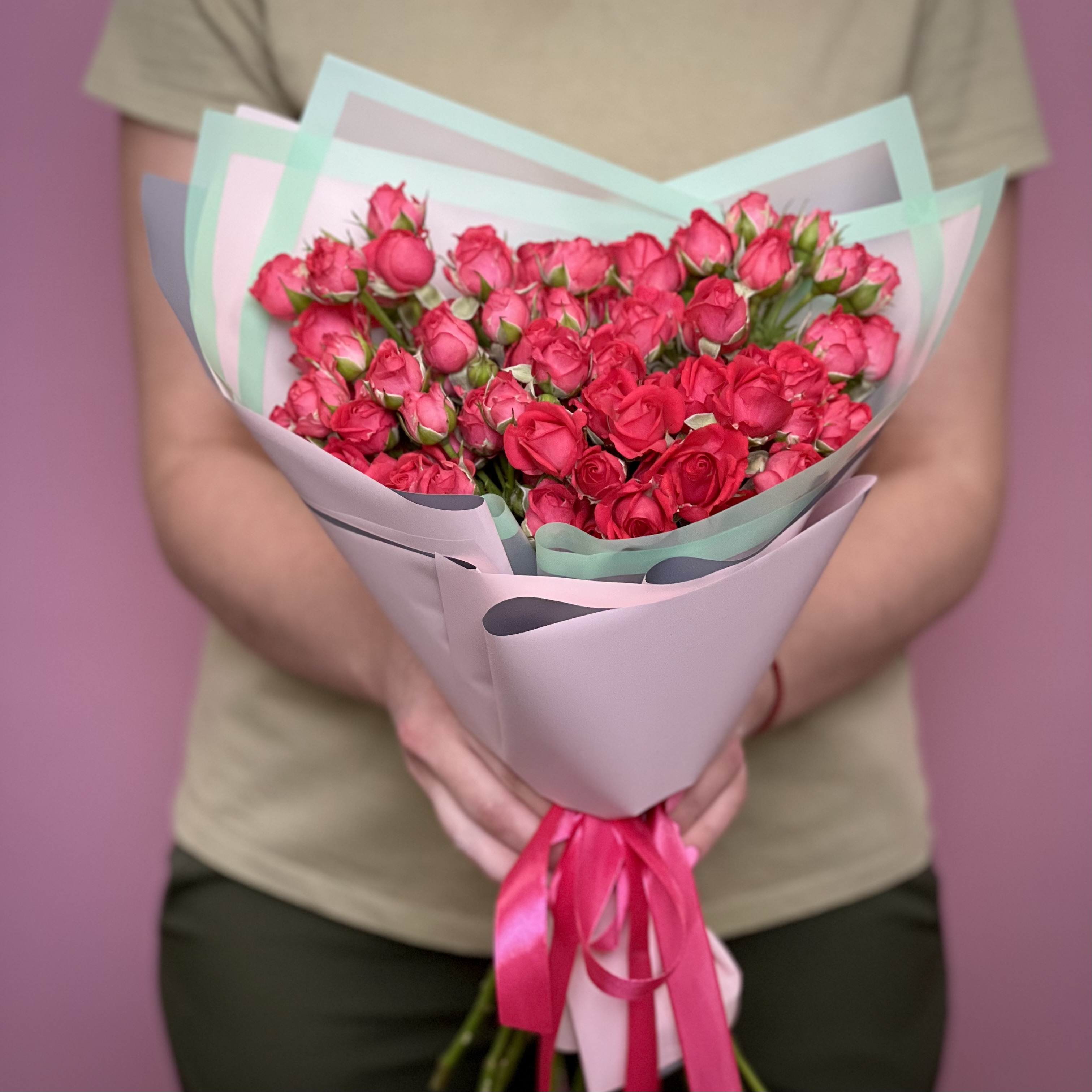 Кустовая роза Букет из 13 кустовых малиновых роз