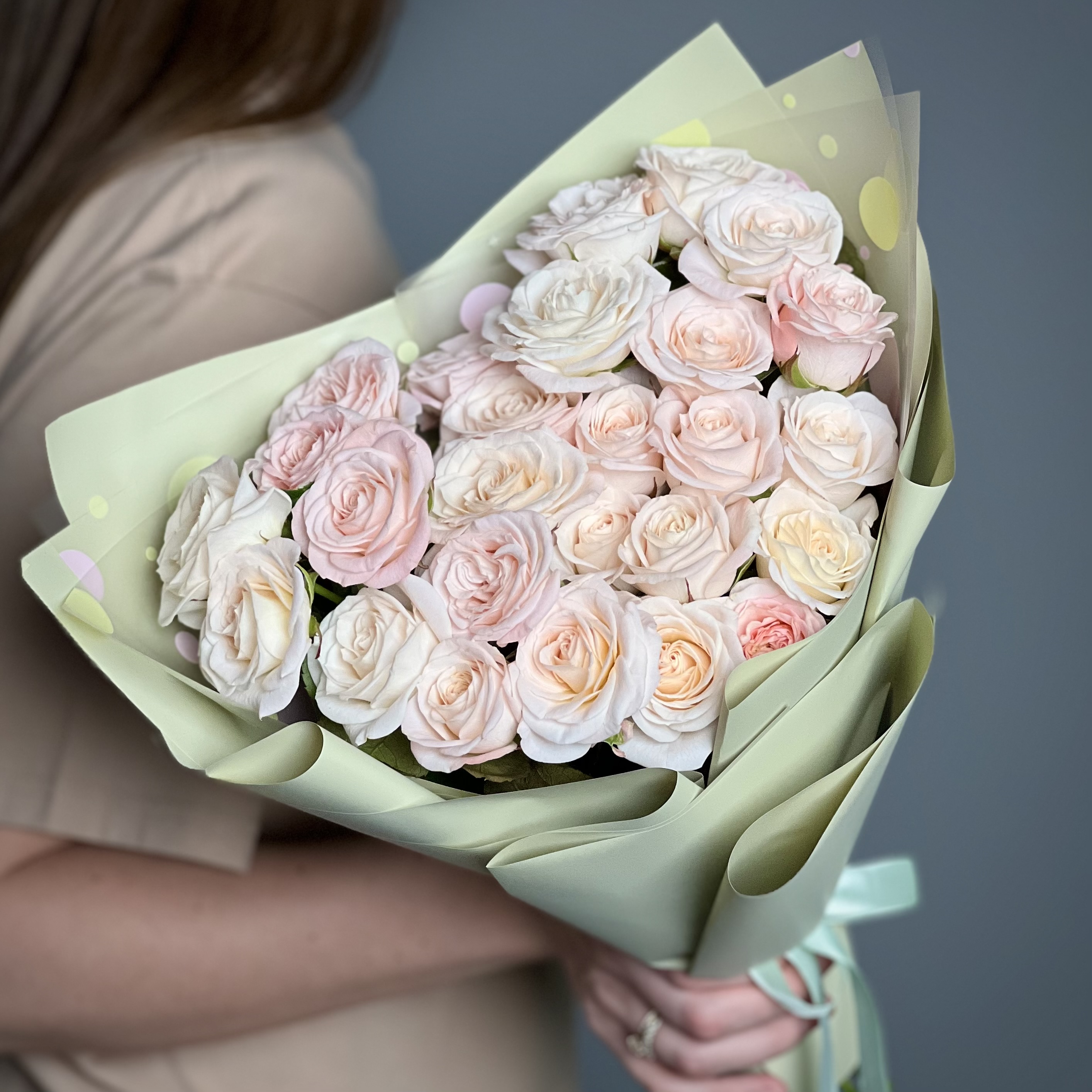 Букет из 11 розовых кустовых пионовидных роз букет из 7 кустовых розовых роз