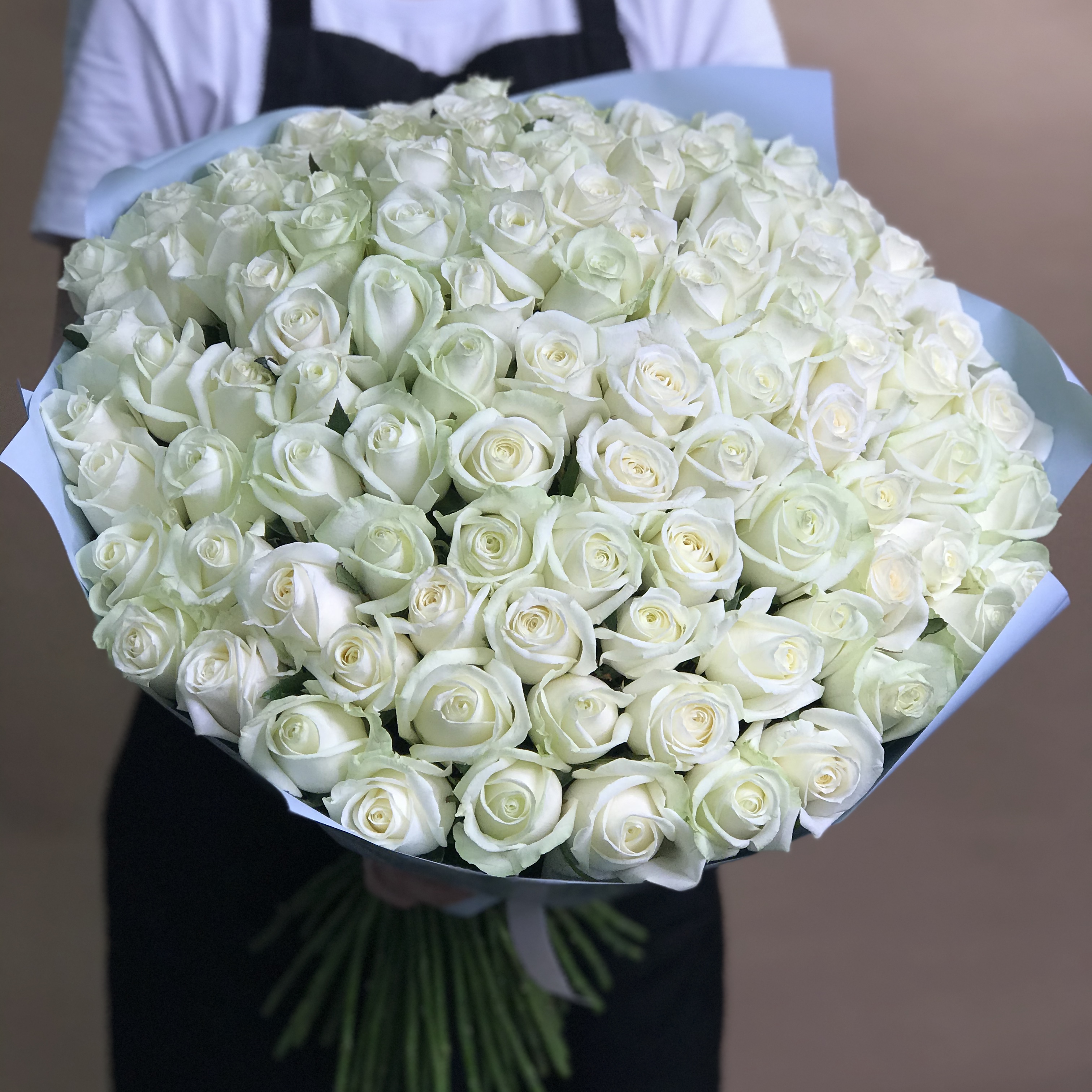 Букет из 101 белой розы (70 см) цена и фото